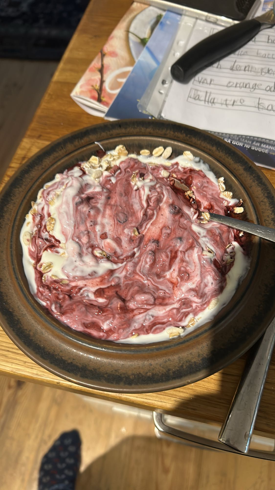 Yoghurt med bär och havre