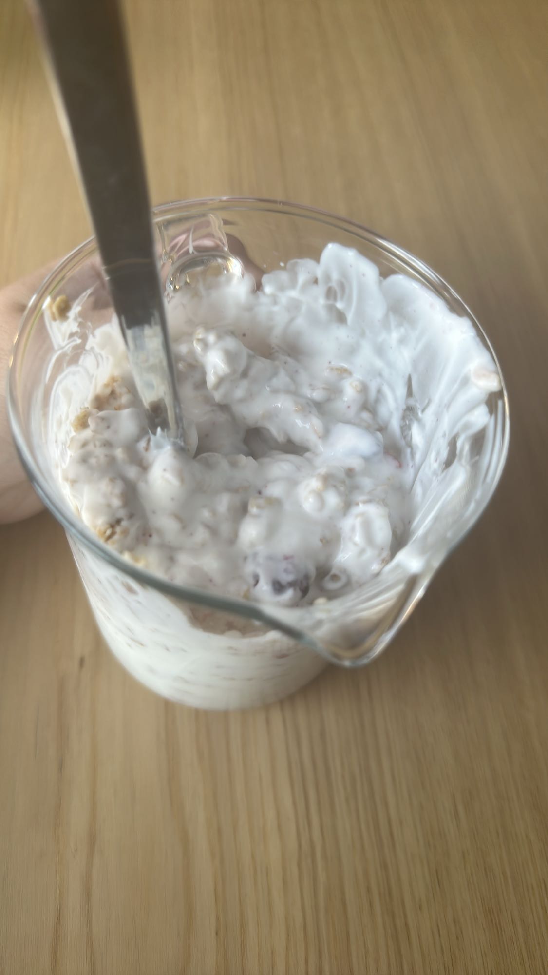 Jogurt z musli i rodzynkami