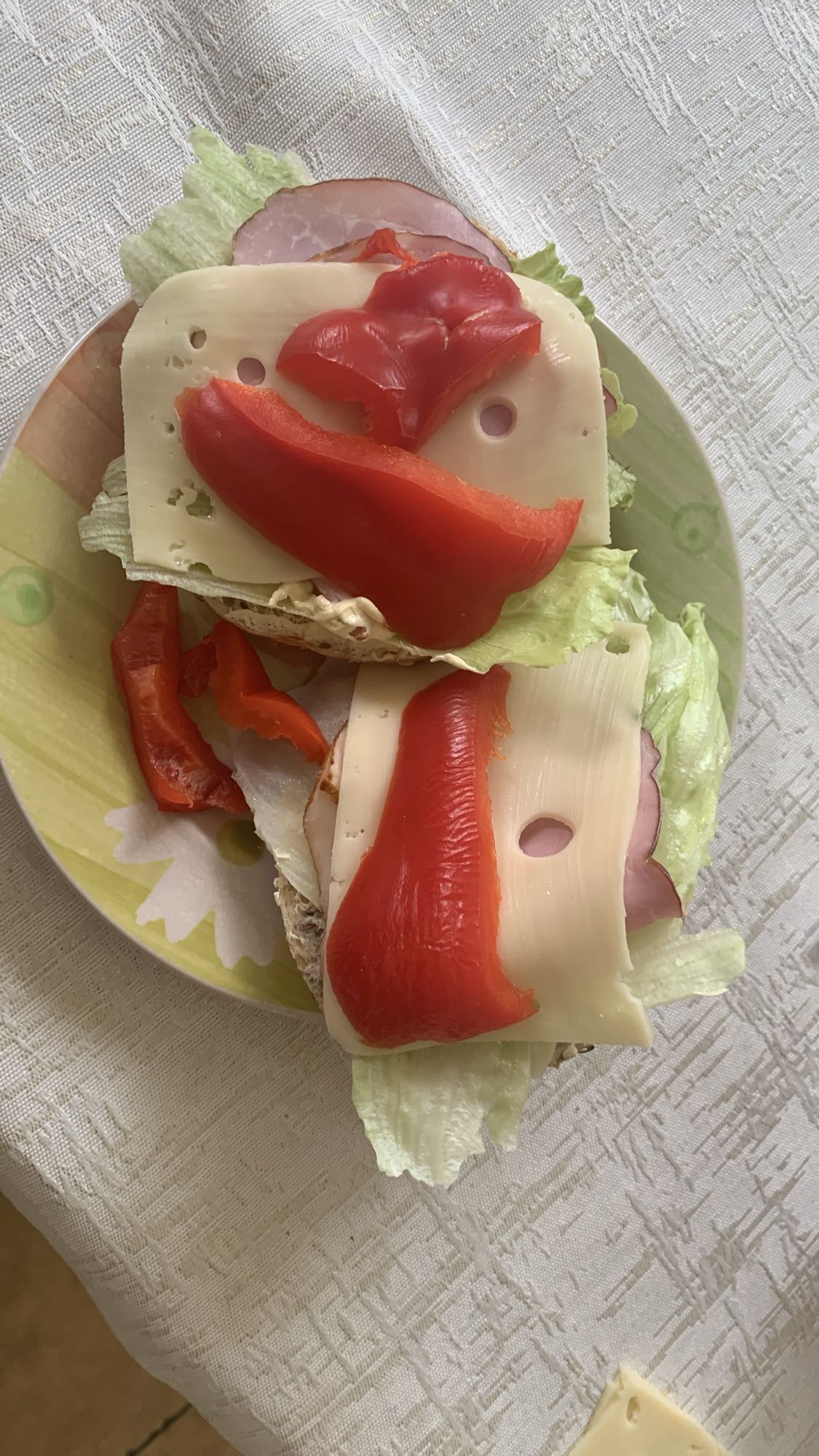 Kanapki z serem i szynką