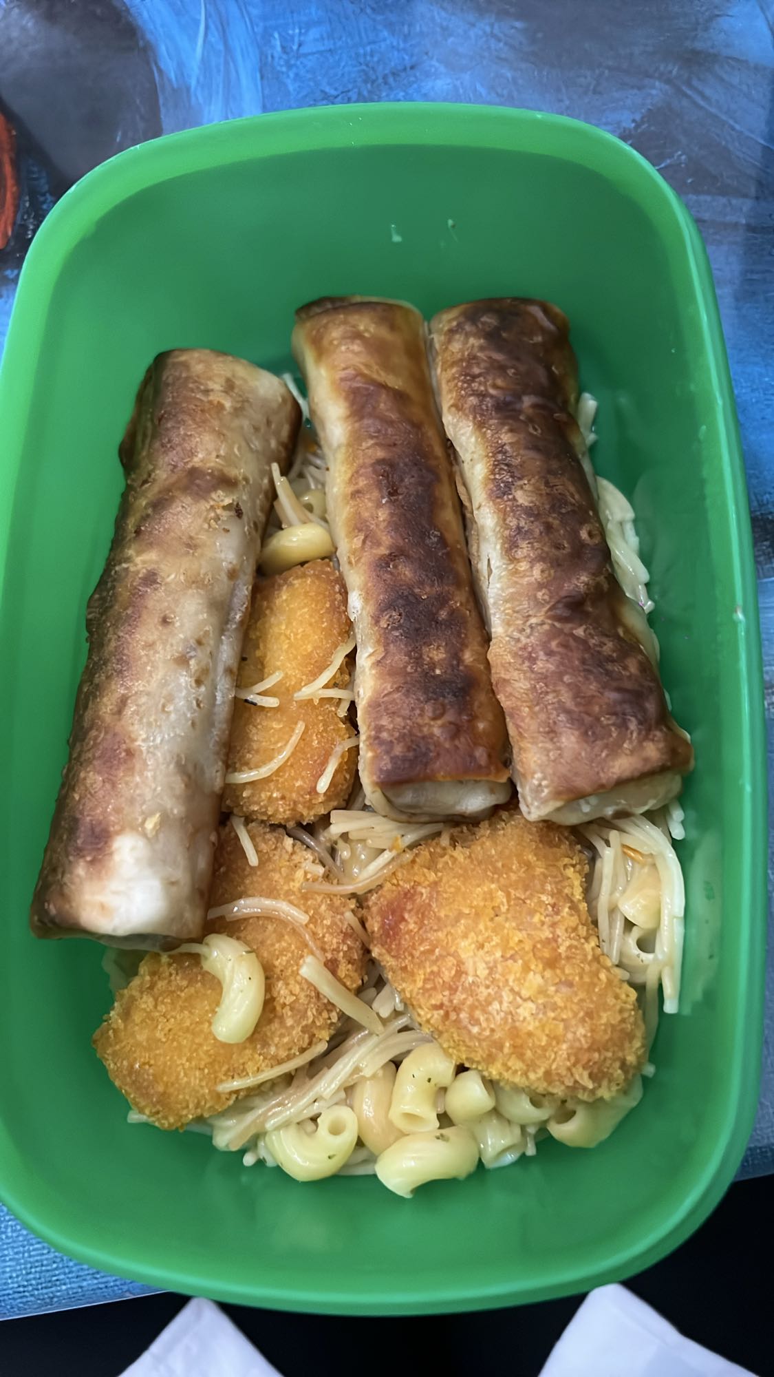 макароны с наггетсами и рулетами