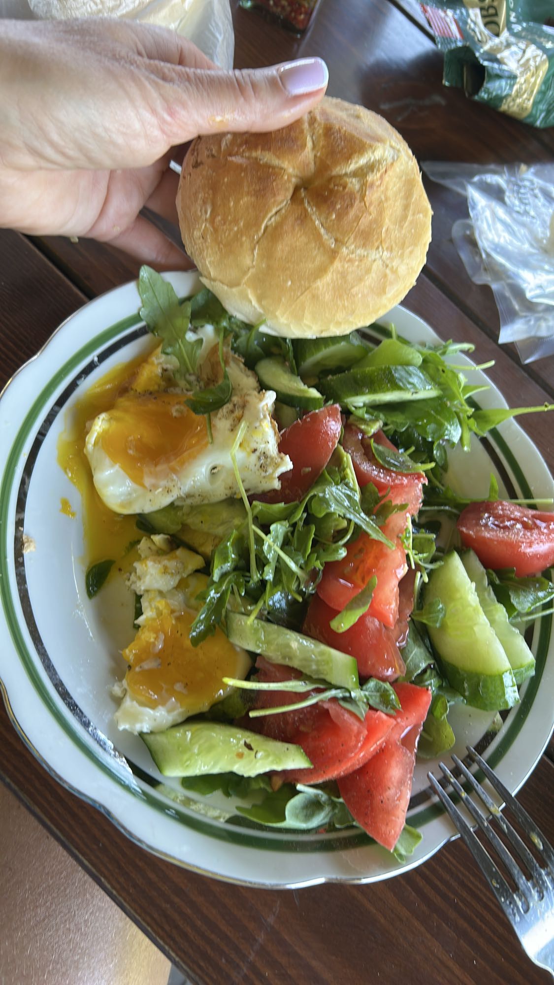 Jajko z sałatką i bułką