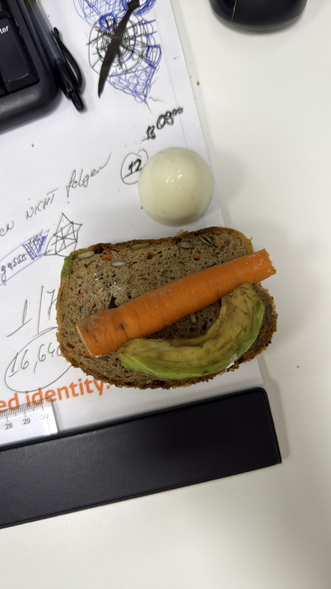 Vollkornbrot mit Ei und Gemüse