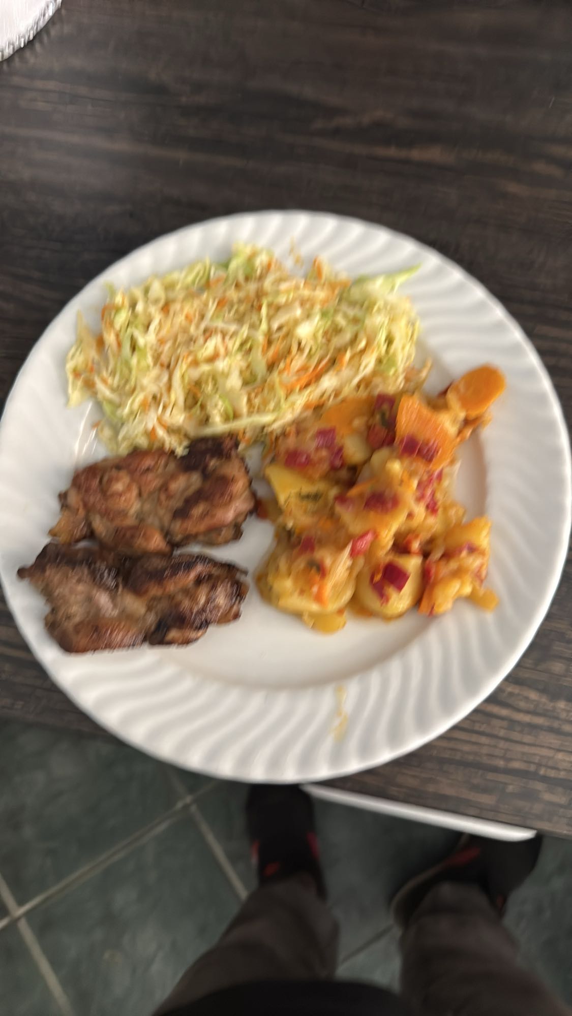 Friptură cu salată și legume