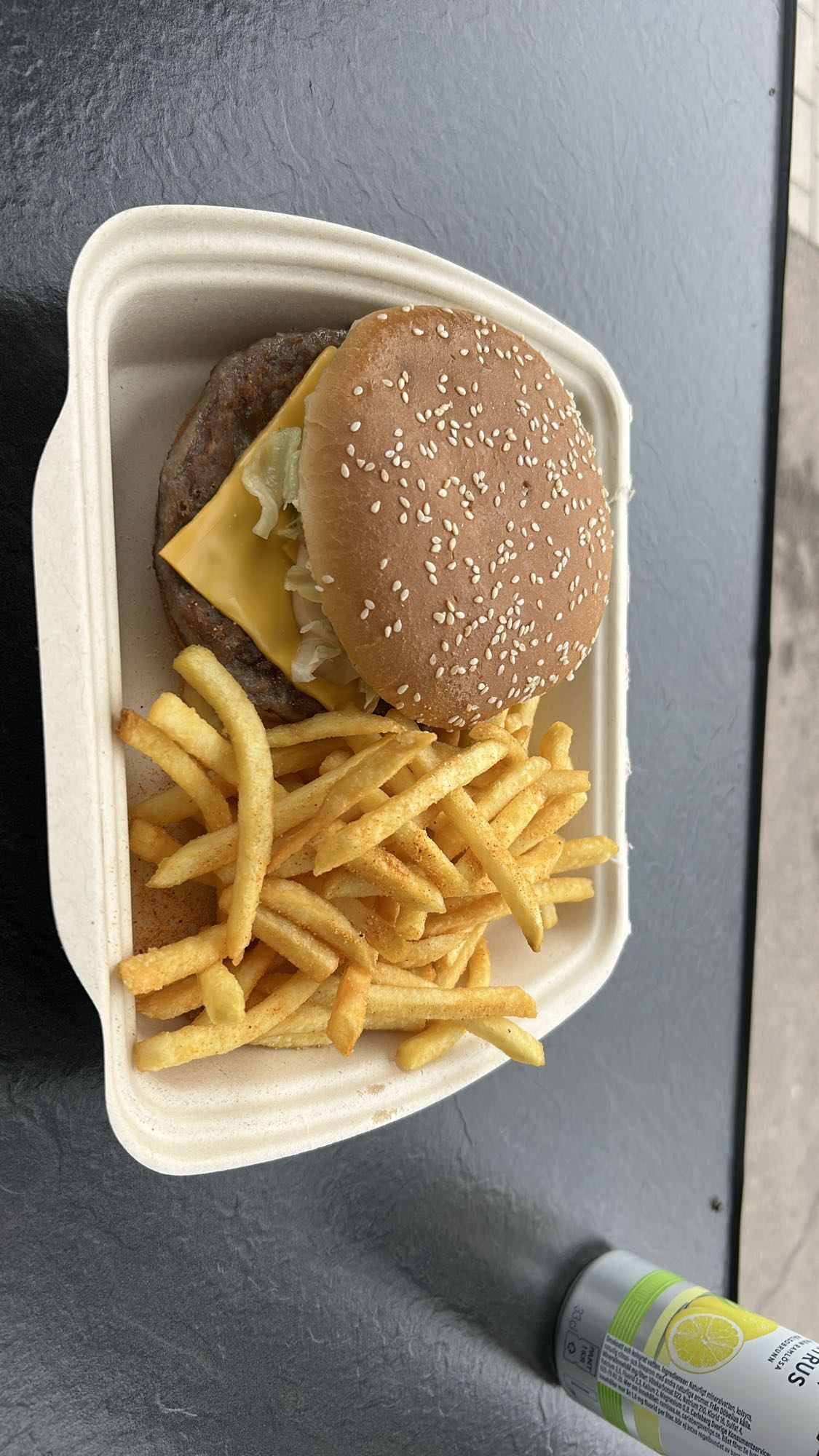 Ostburgare med pommes