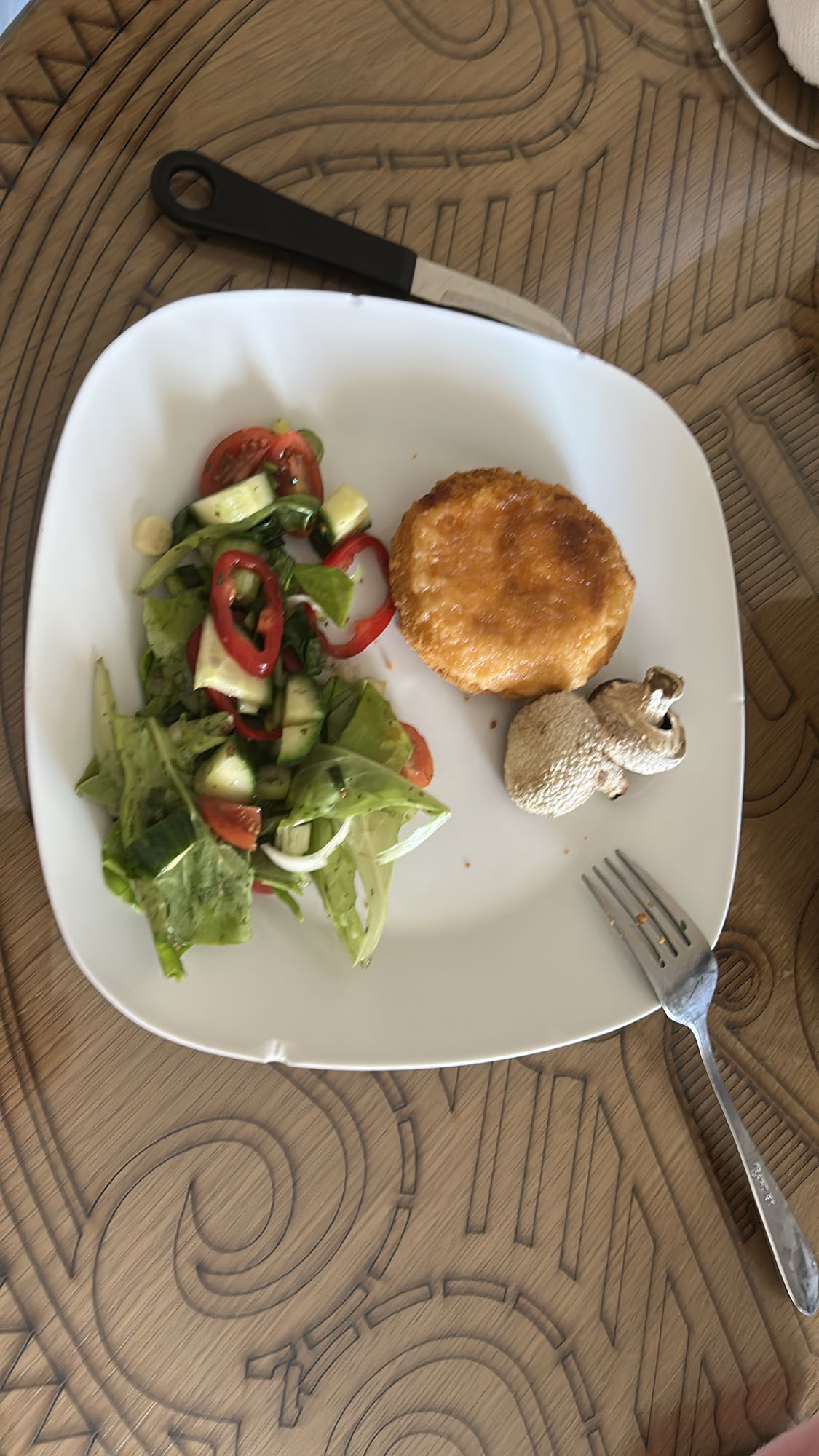 Salată cu chiftea și ciuperci