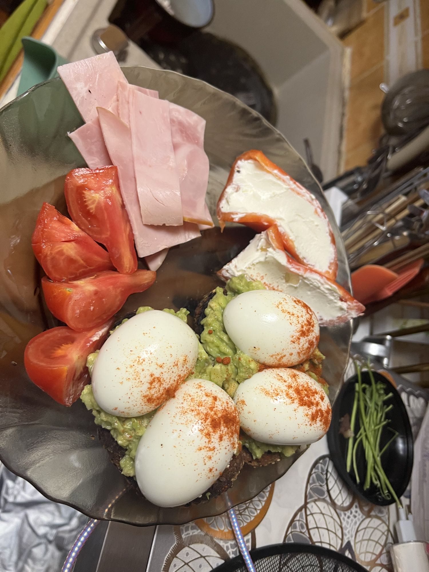 Mic dejun cu ouă și avocado