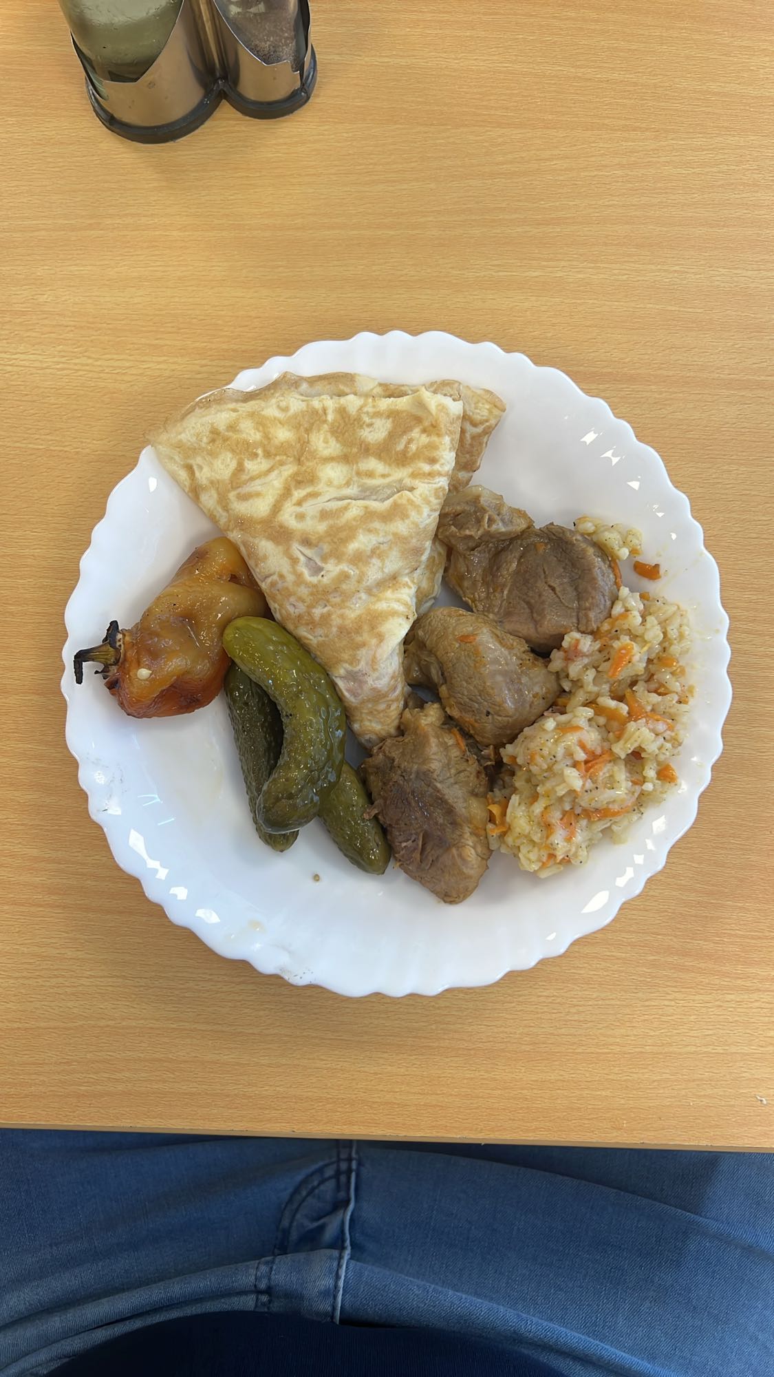 Platou carne, clătită, murături