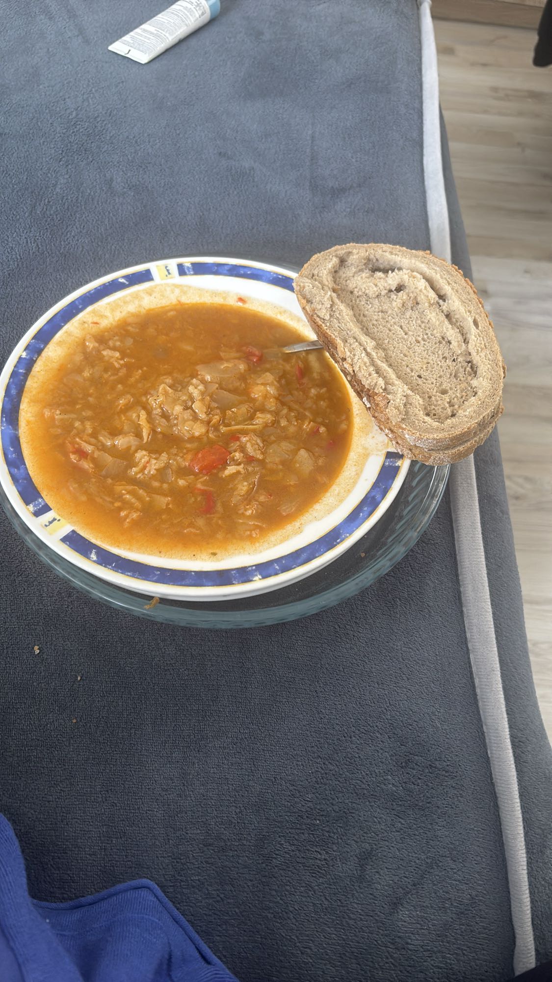 Gulaschsuppe mit Brot