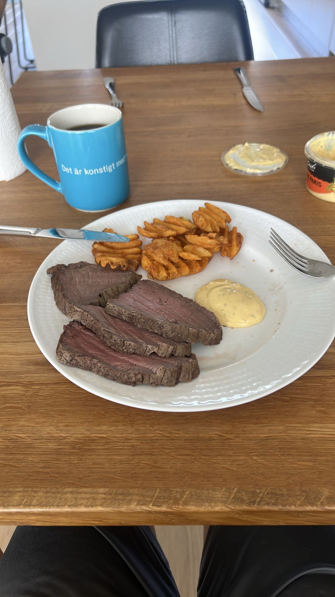 Biff med pommes och sås