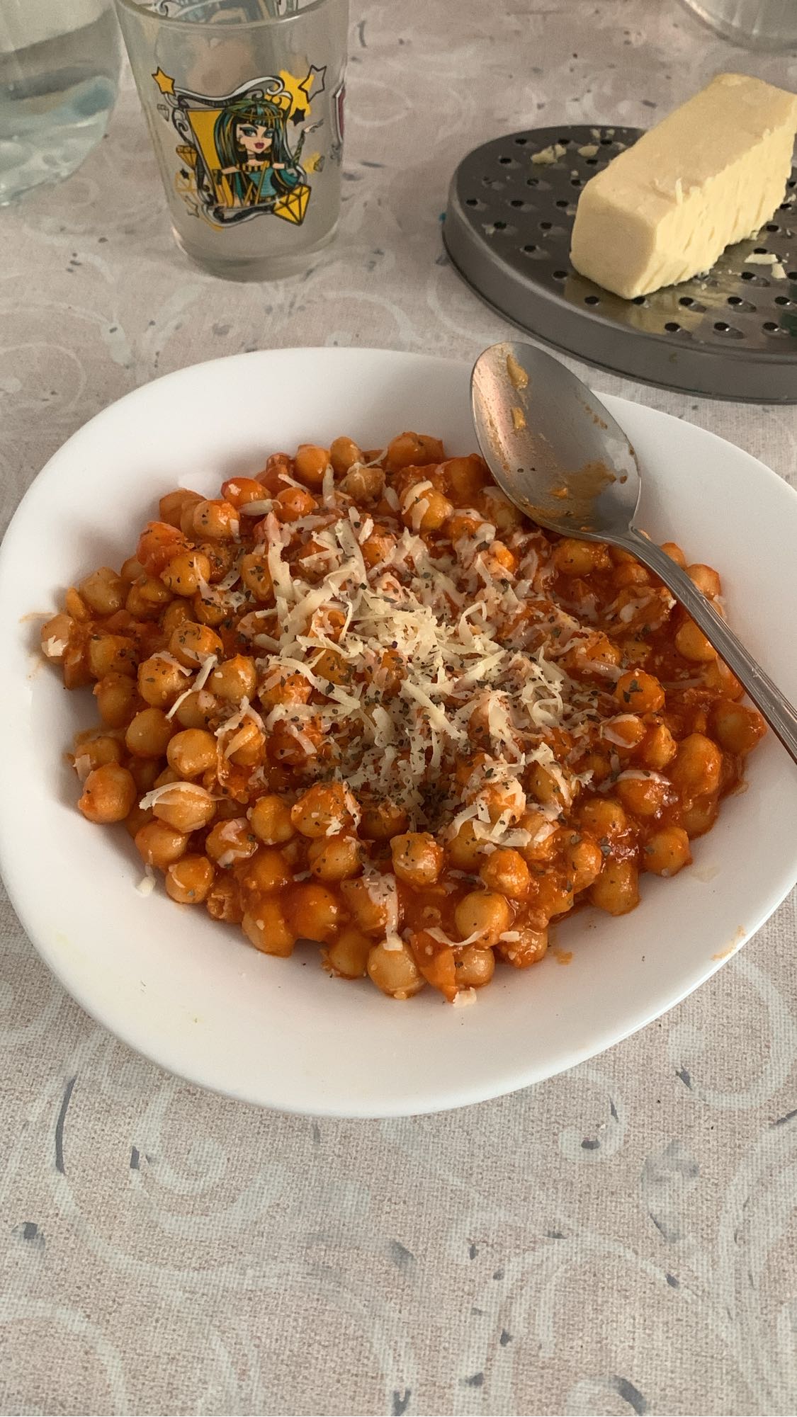 Garbanzos con tomate y queso