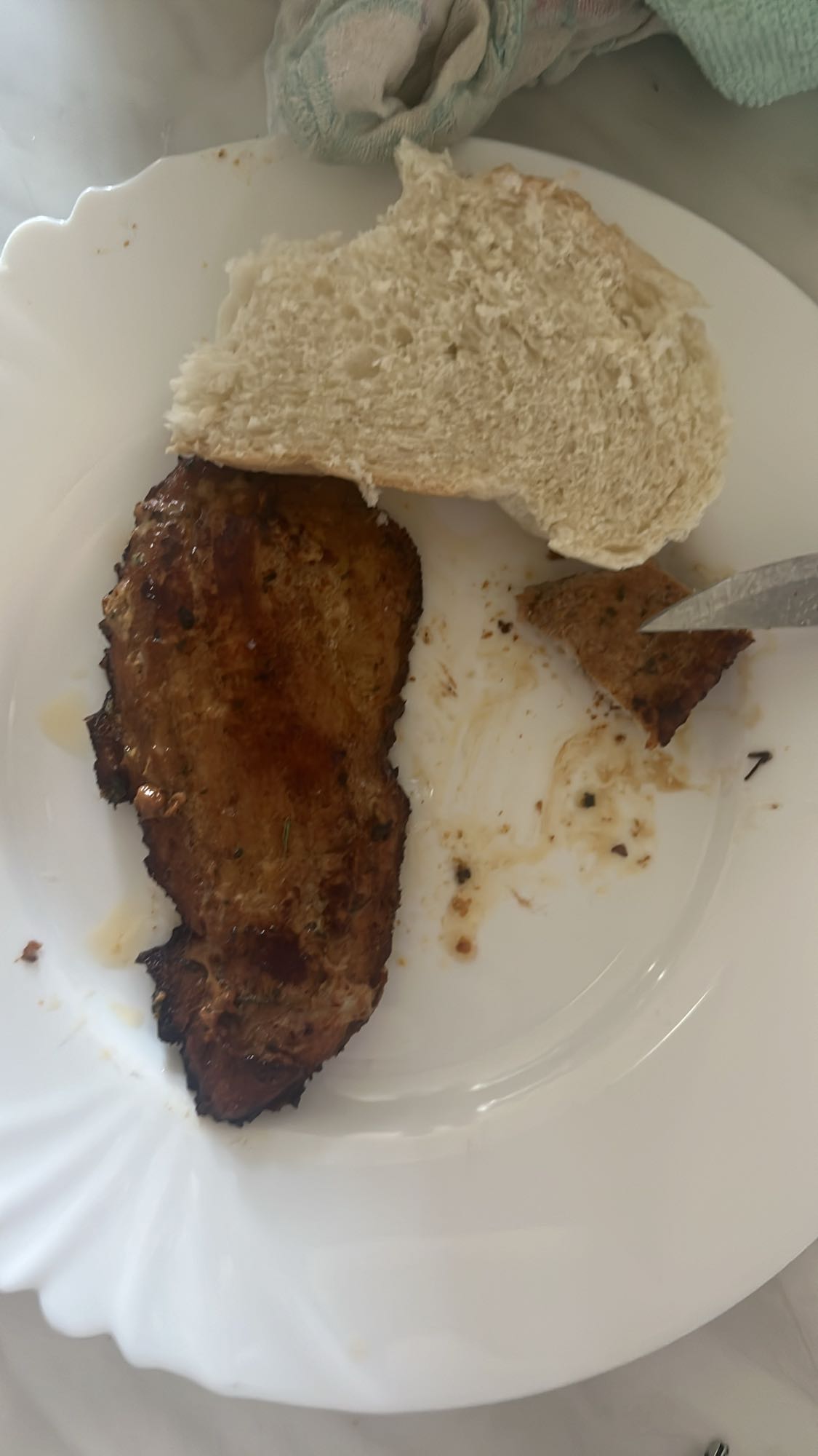 Grilled meat with bread