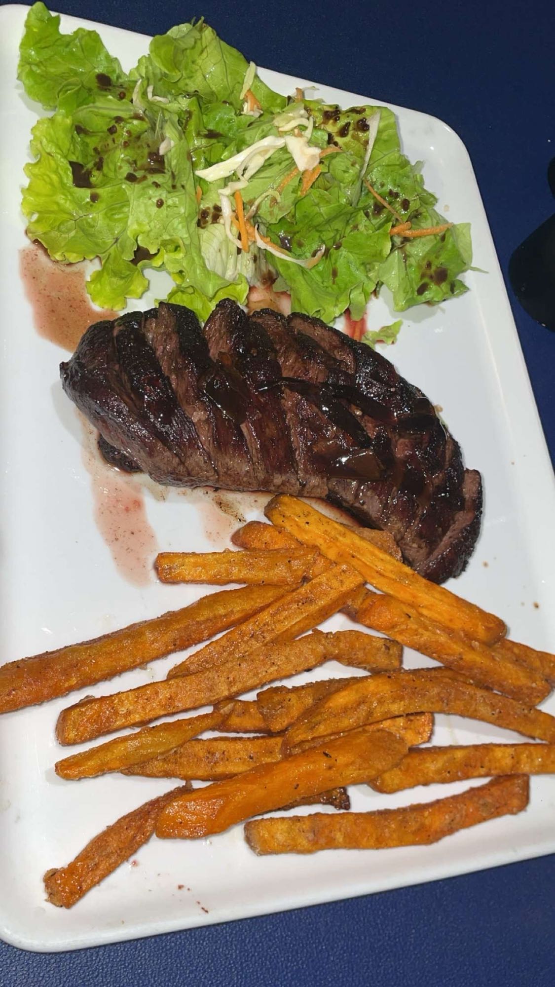 Steak, frites et salade
