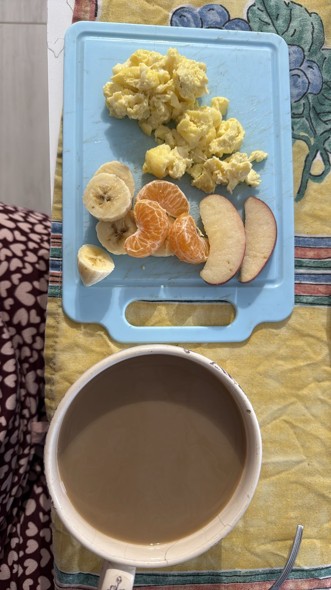 Desayuno con huevo y frutas