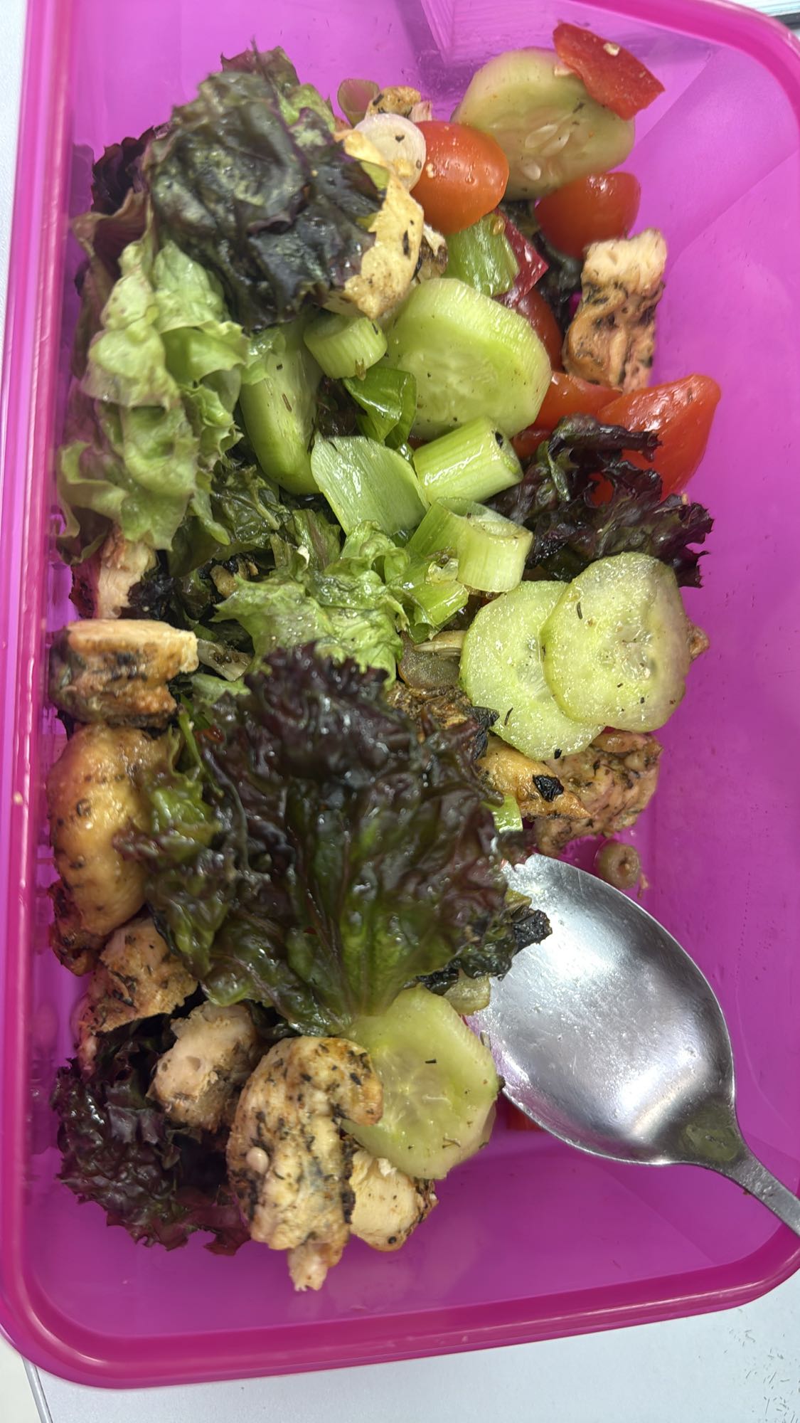 Salată cu pui la grătar