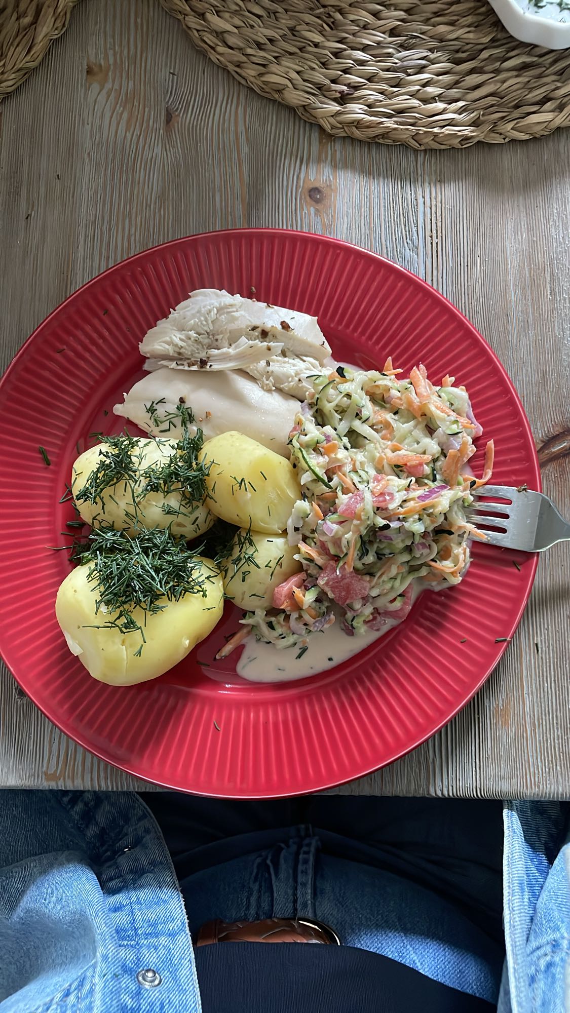 Kurczak z ziemniakami i surówką