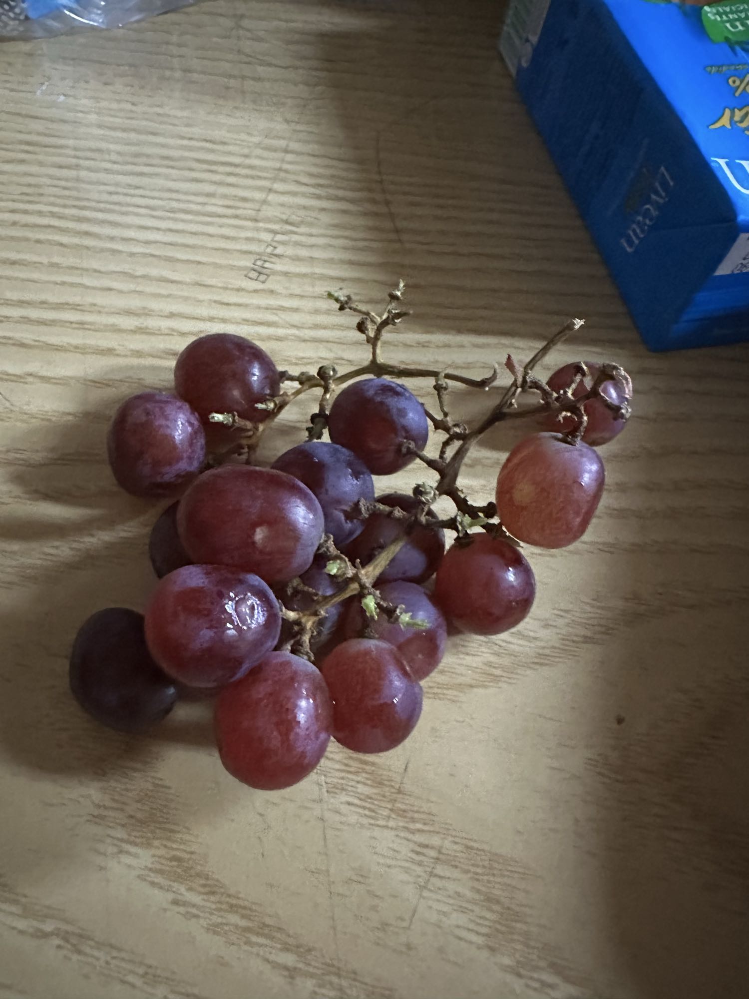 Uvas rojas frescas