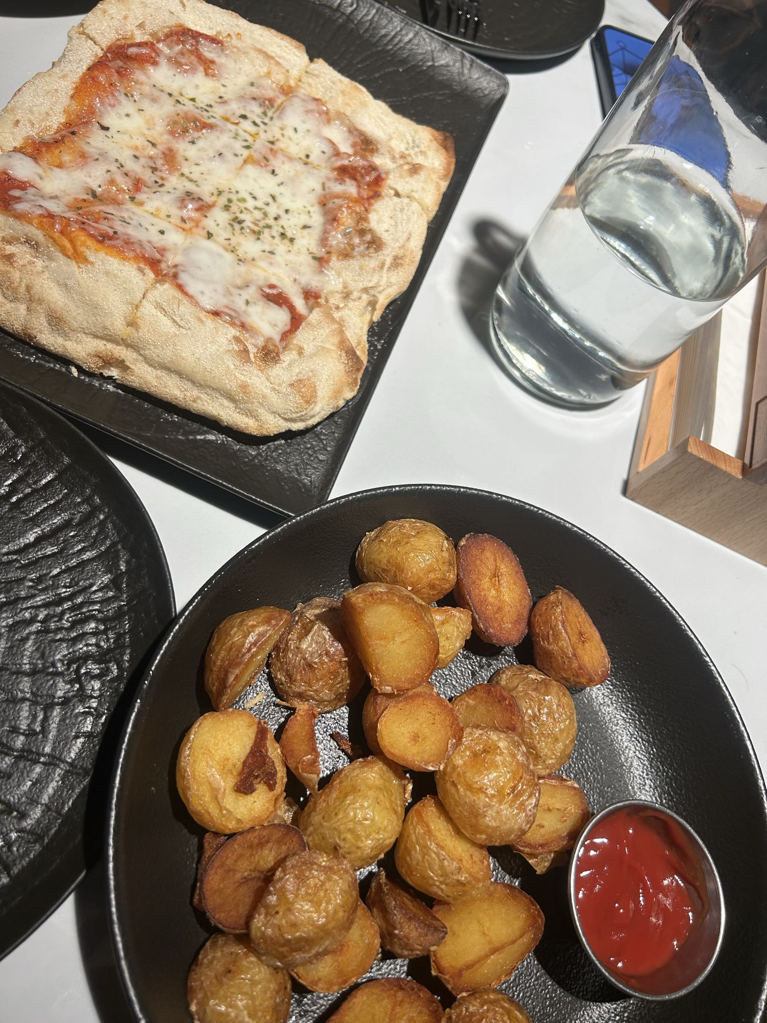 мини-пицца и жареный картофель