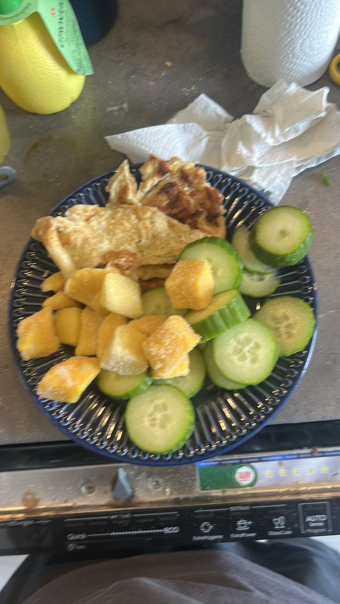 Omelett med gurka och mango