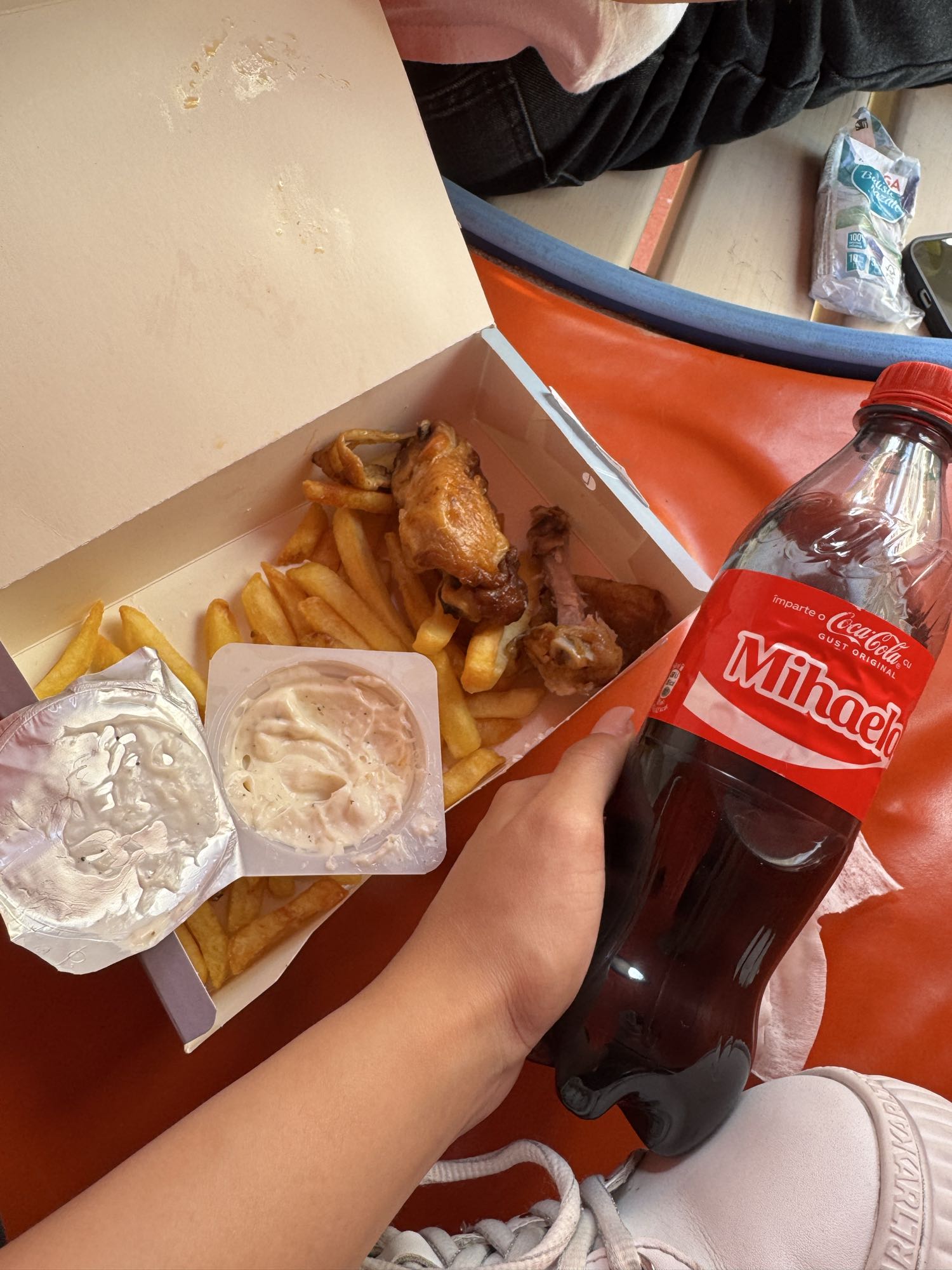 Pui prăjit, cartofi, cola