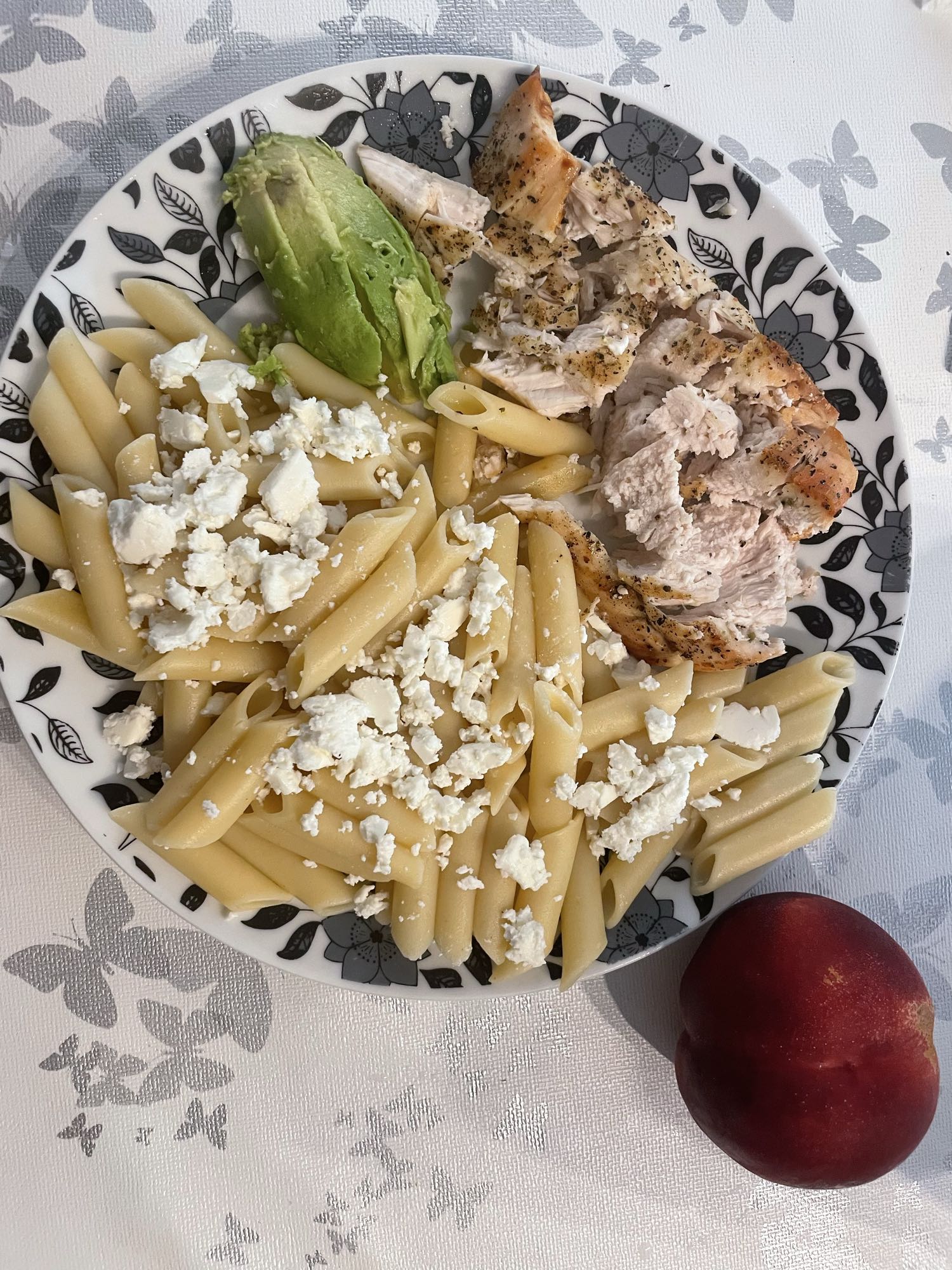 Kip mit Pasta und Avocado