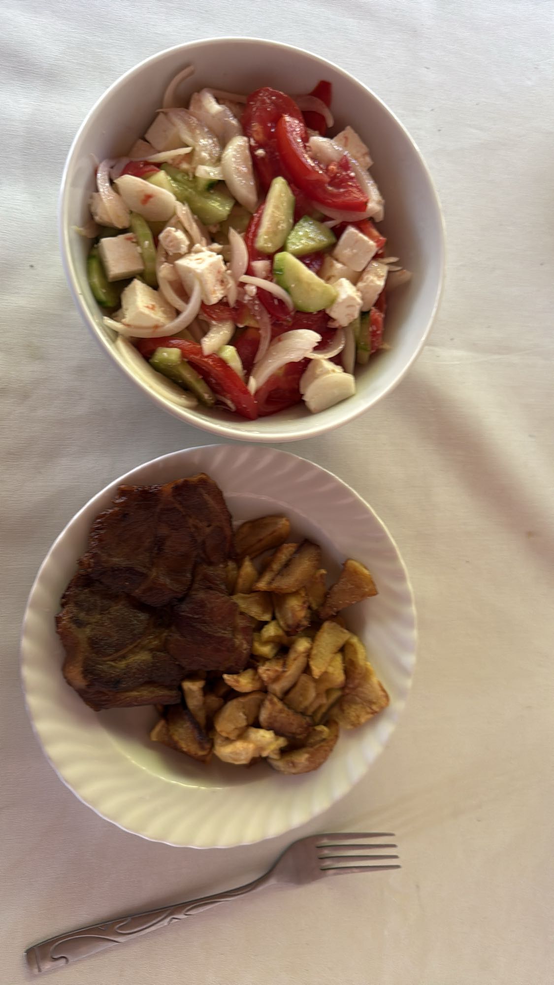 Salată și friptură cu cartofi