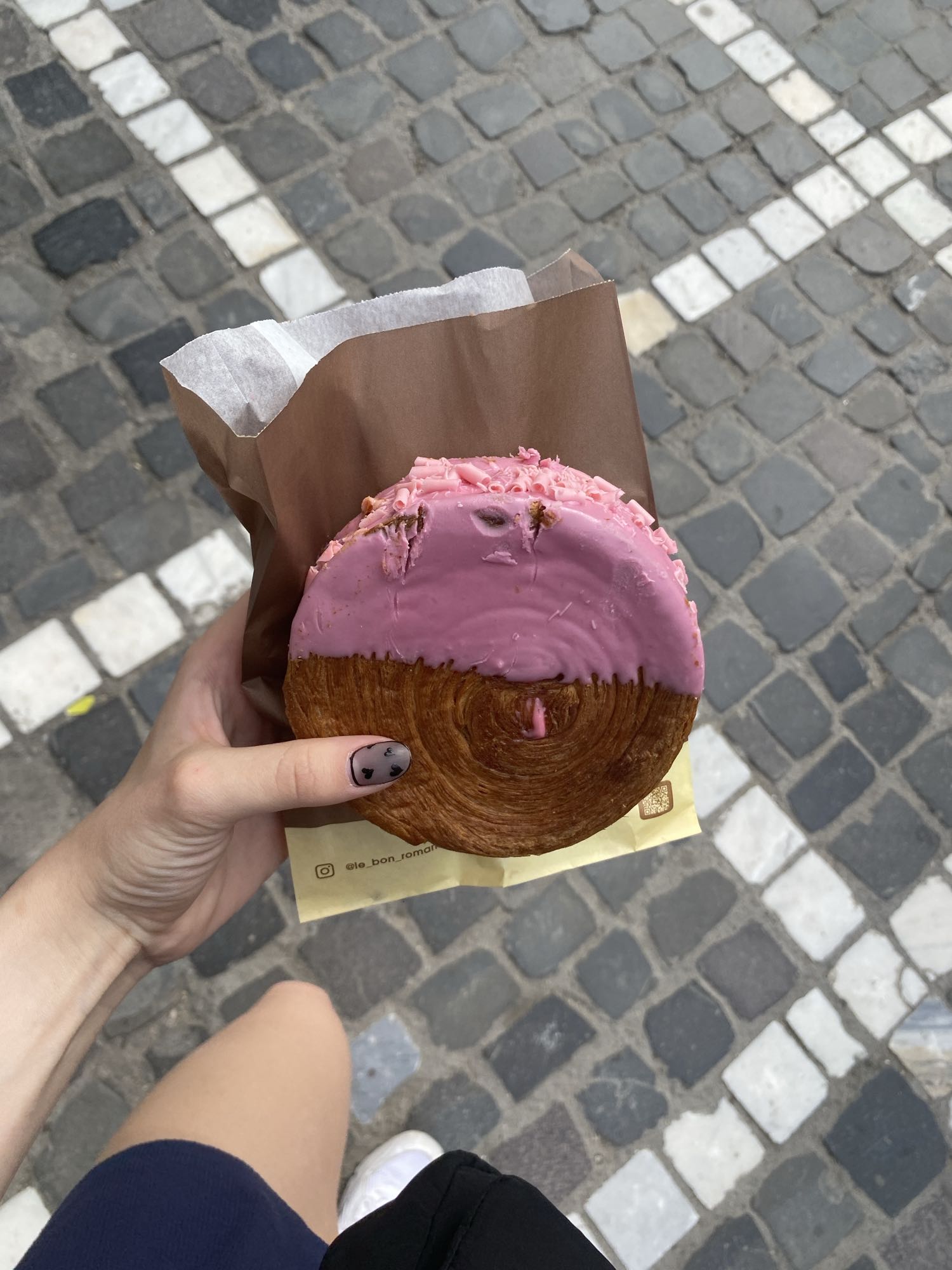 Cruffin cu glazură roz