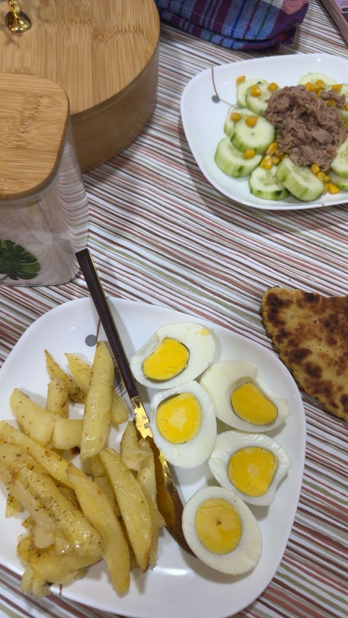 Œufs, frites et salade