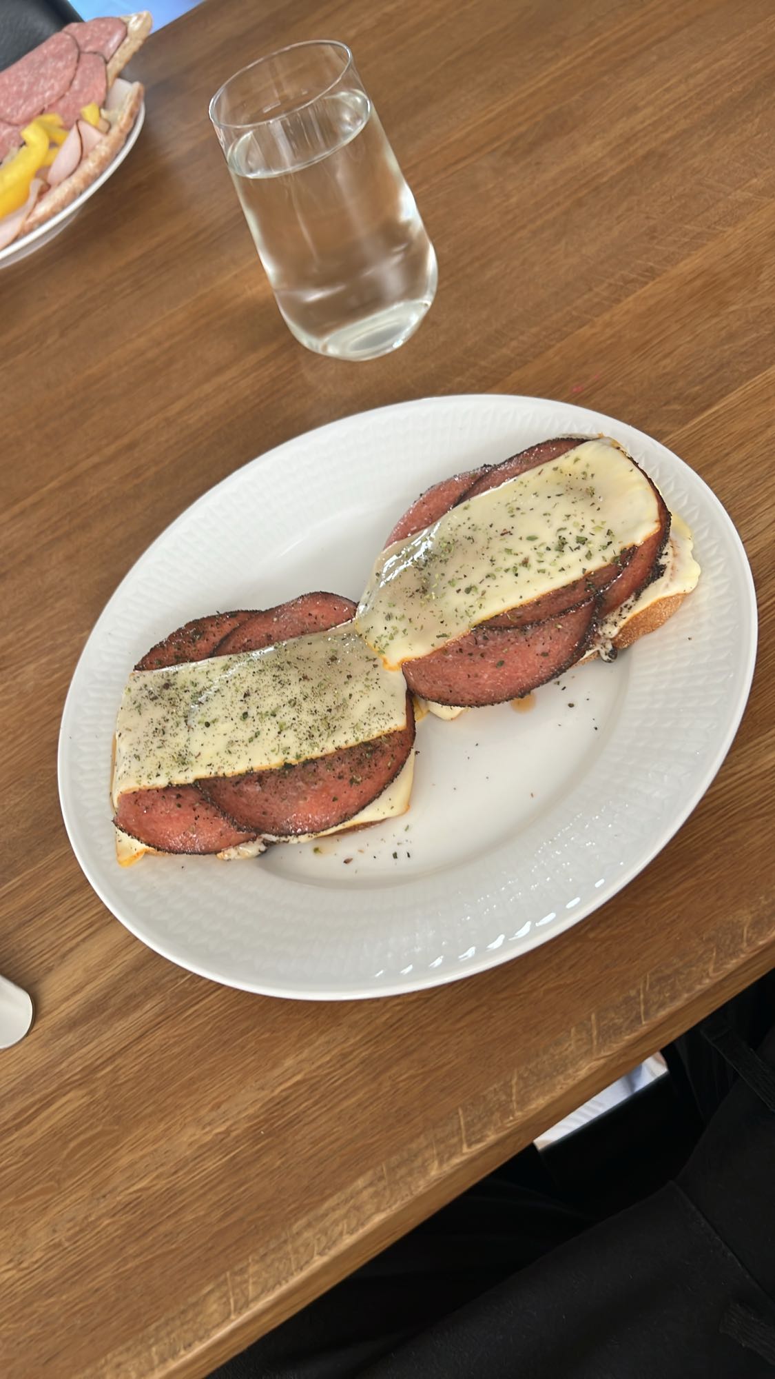 Varm macka med pepparsalami och ost