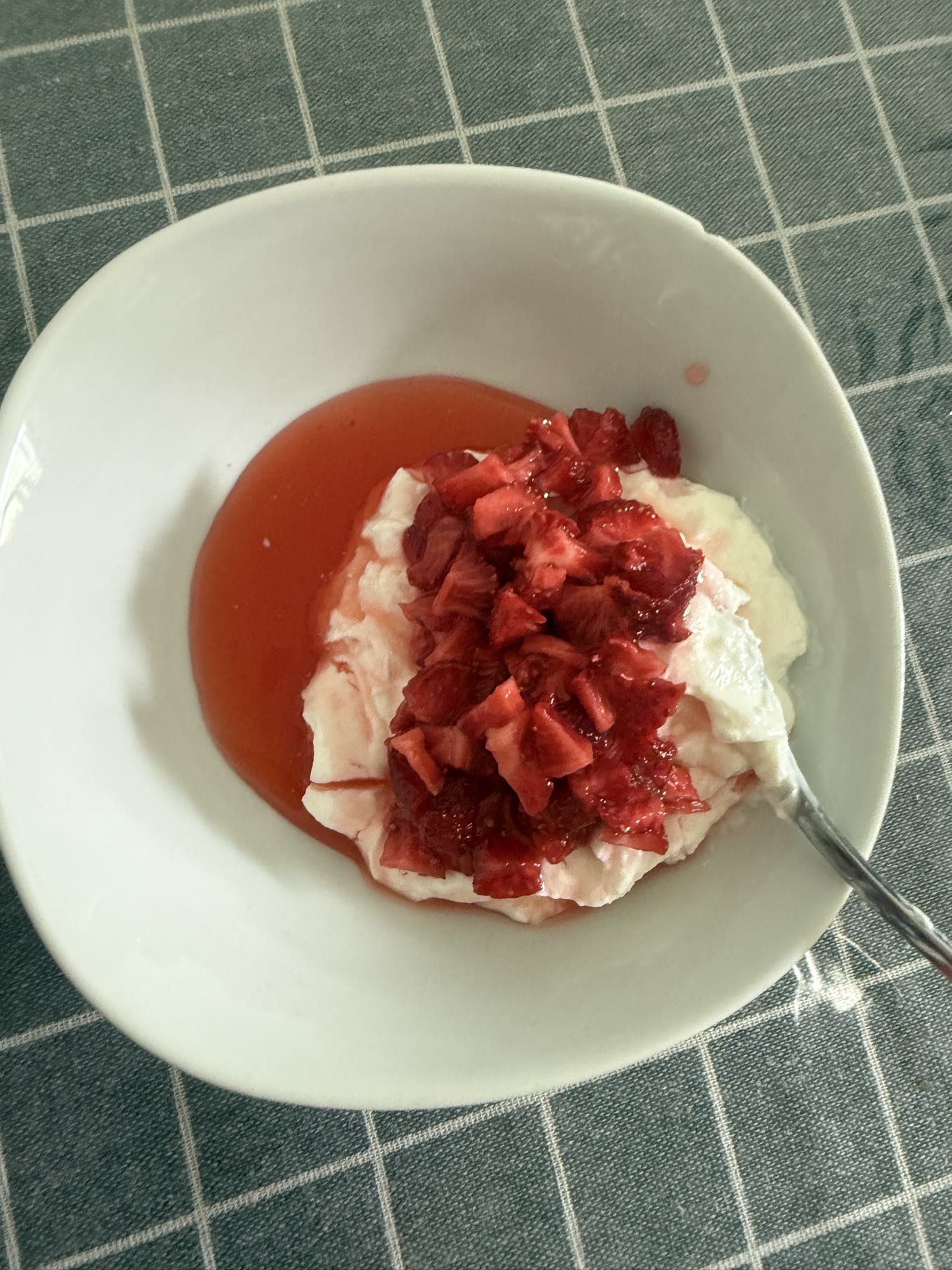 Творог с клубникой и сиропом