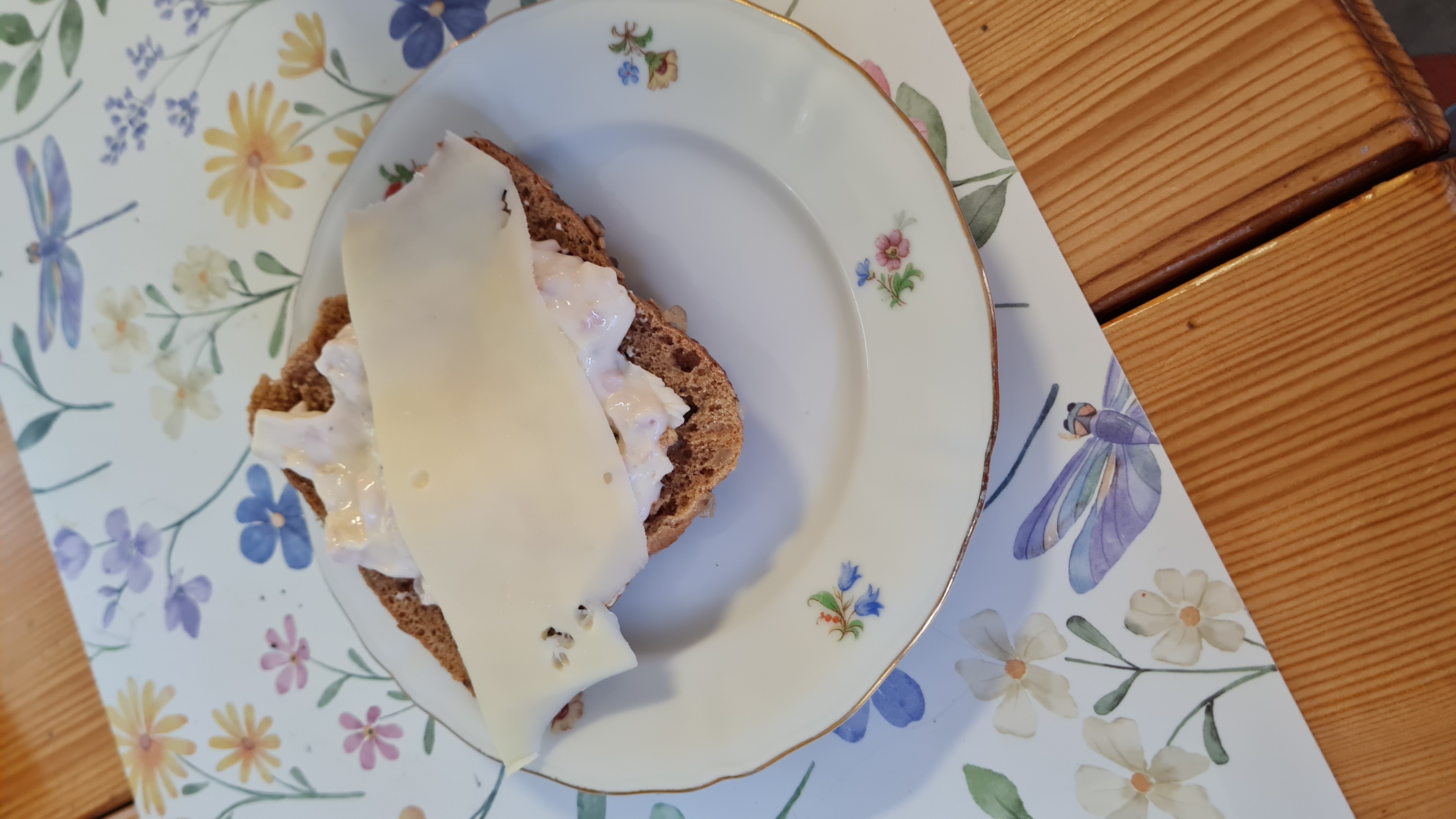 Cheese Salad Sandwich with Juice