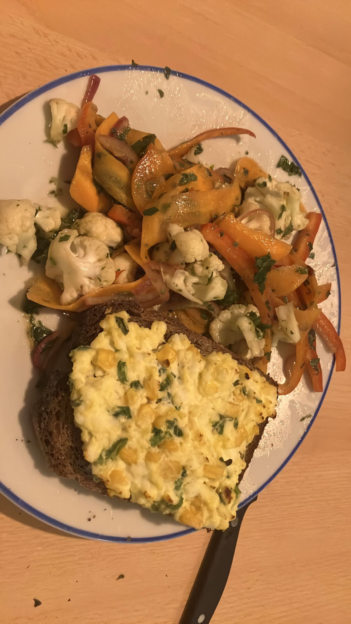 Torrada com ovos e salada