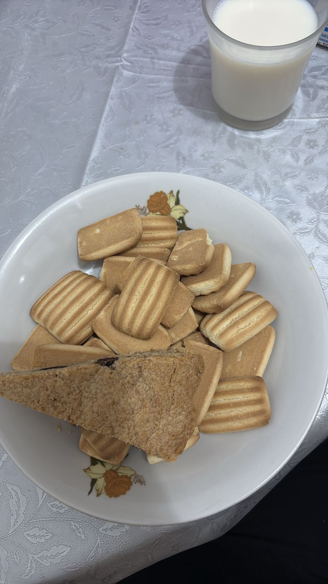 Bisküvi ve süt tabağı