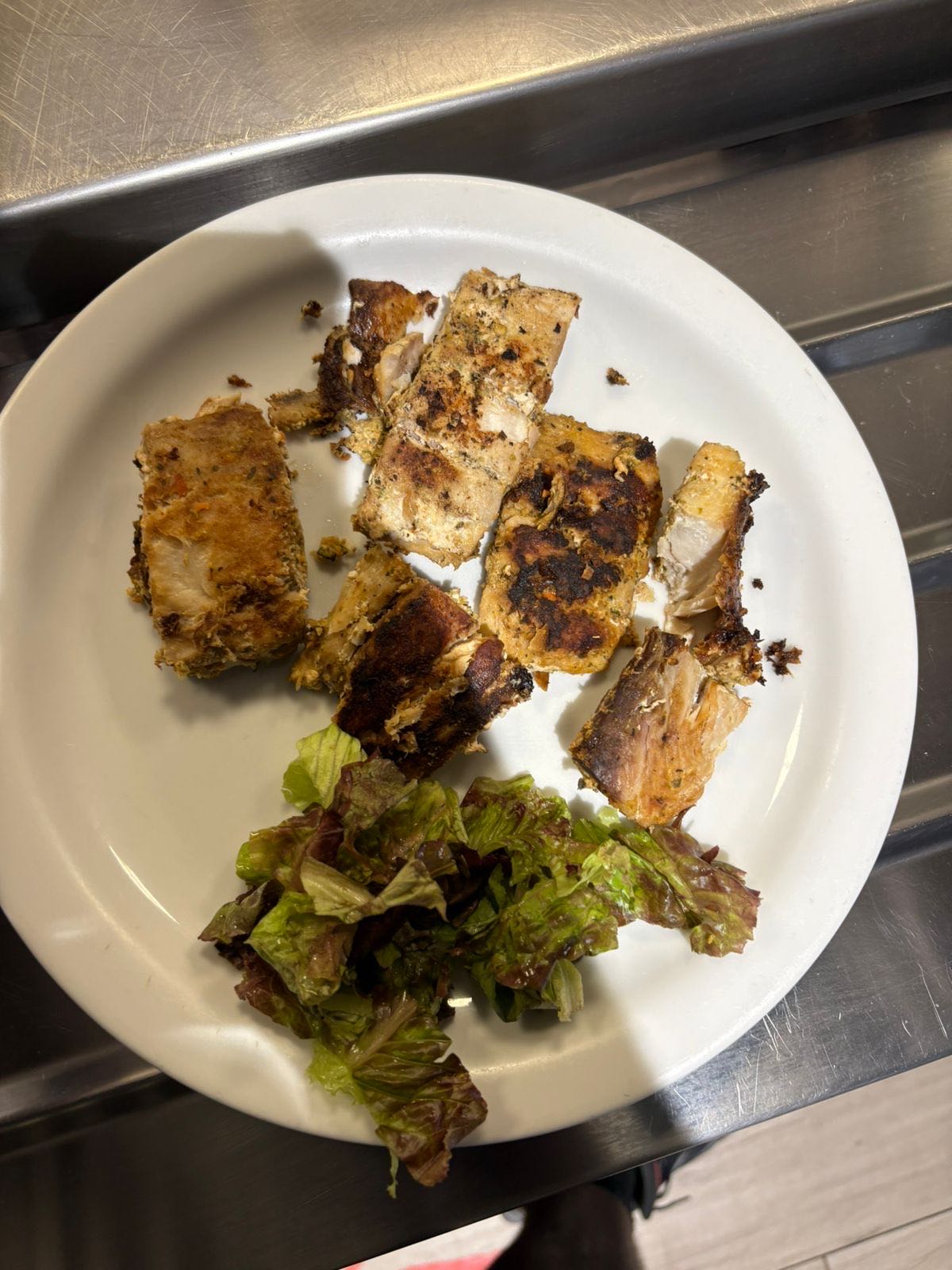 Pescado a la plancha con ensalada