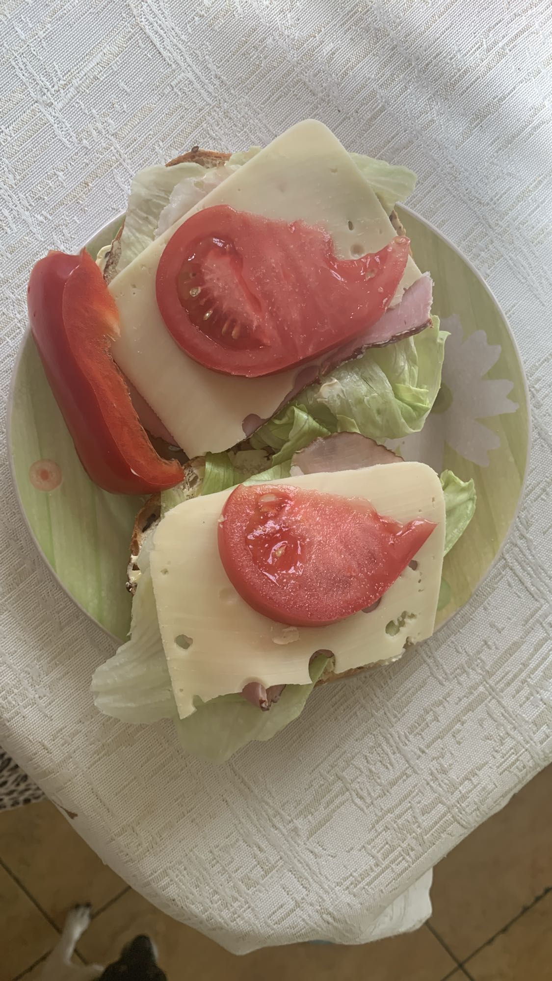 Kanapki z serem i szynką