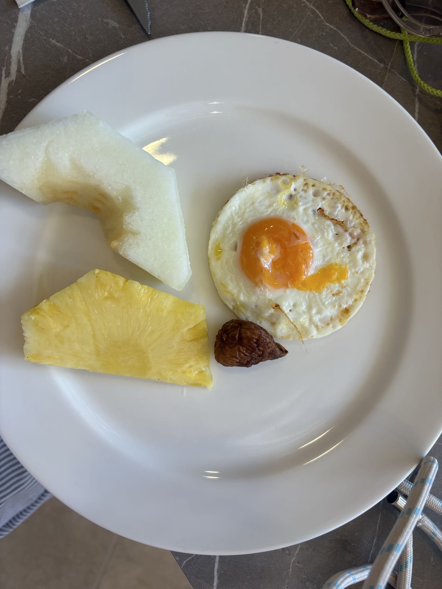 Frukttallrik med ägg