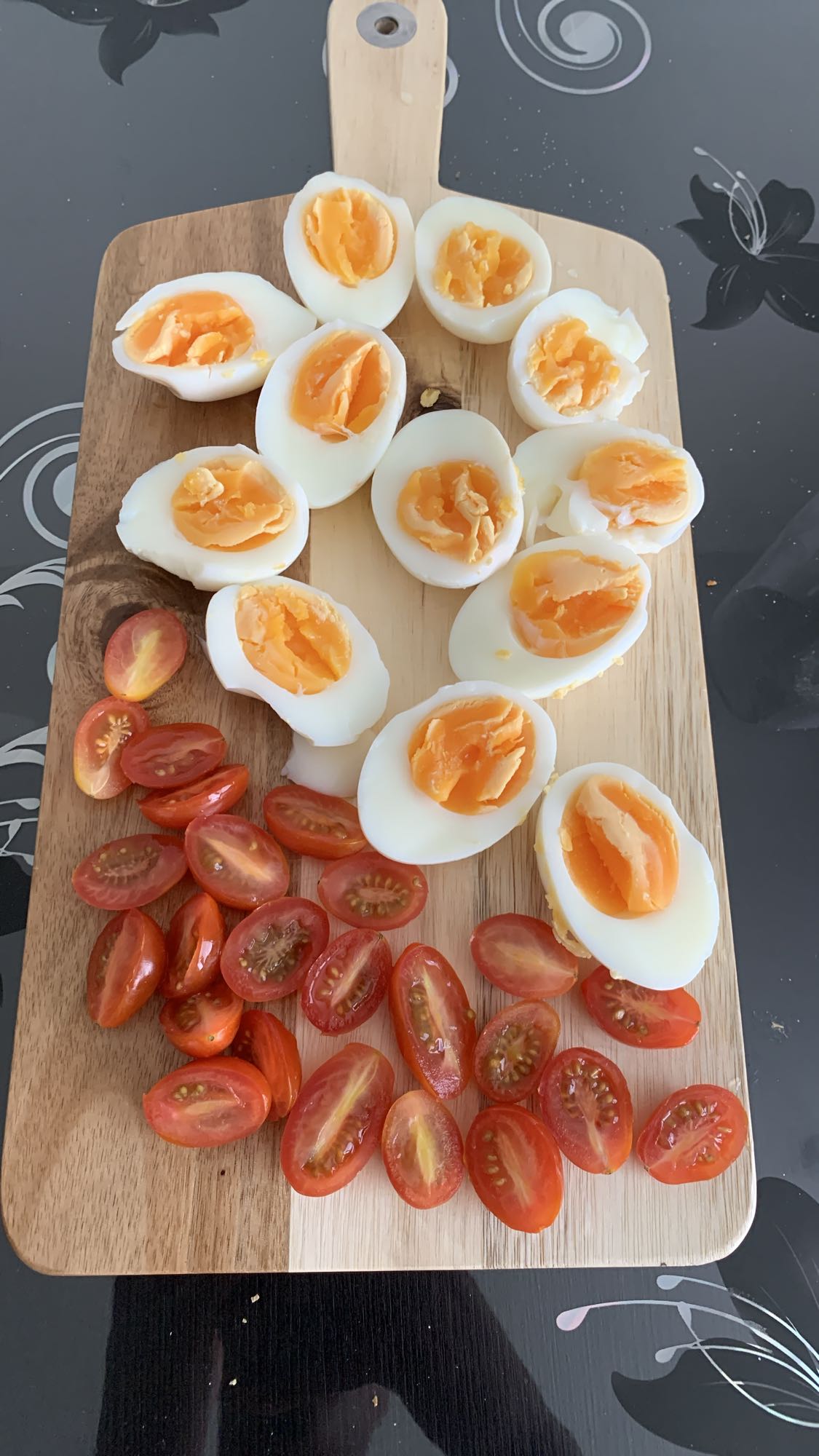 Ägg och tomater bricka