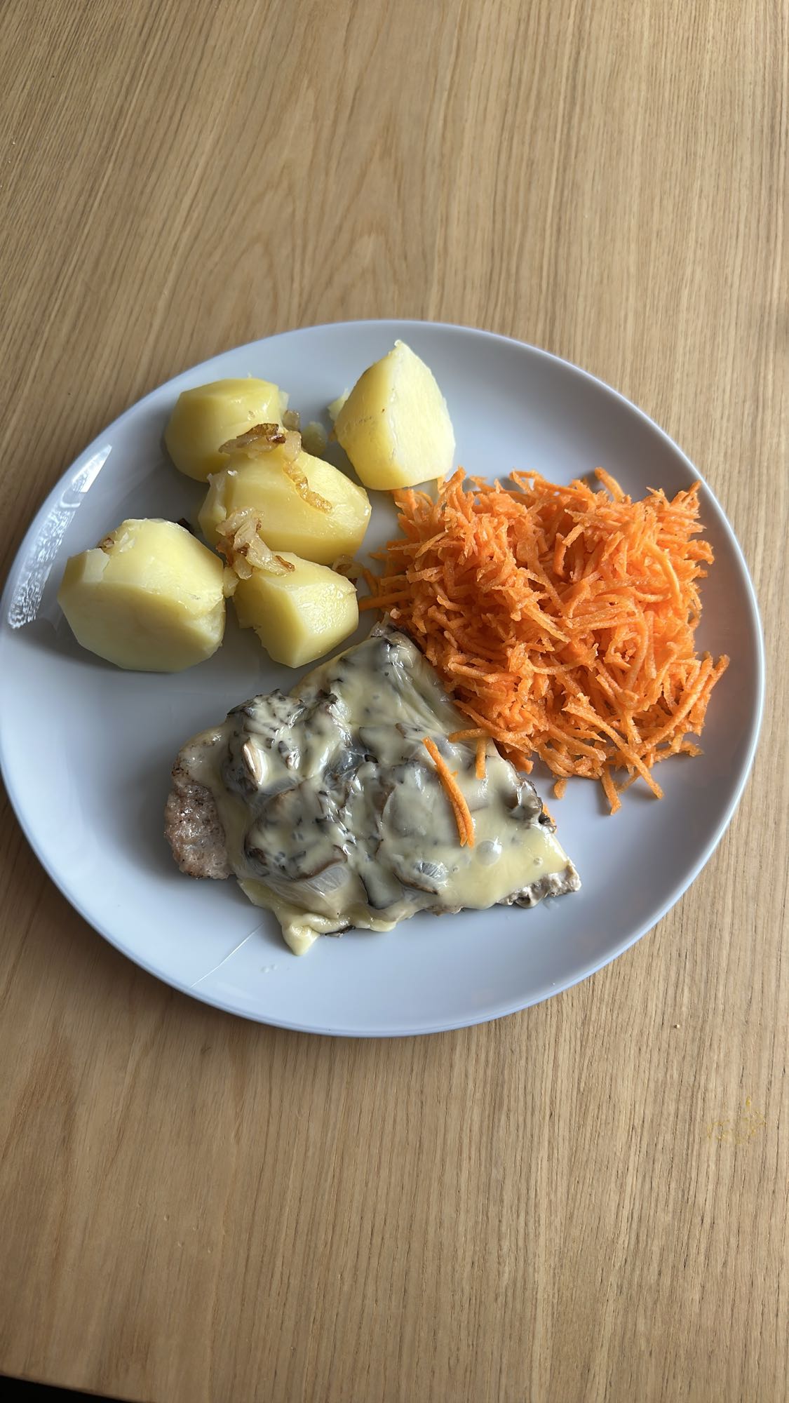 Schab z serem, ziemniaki, marchewka