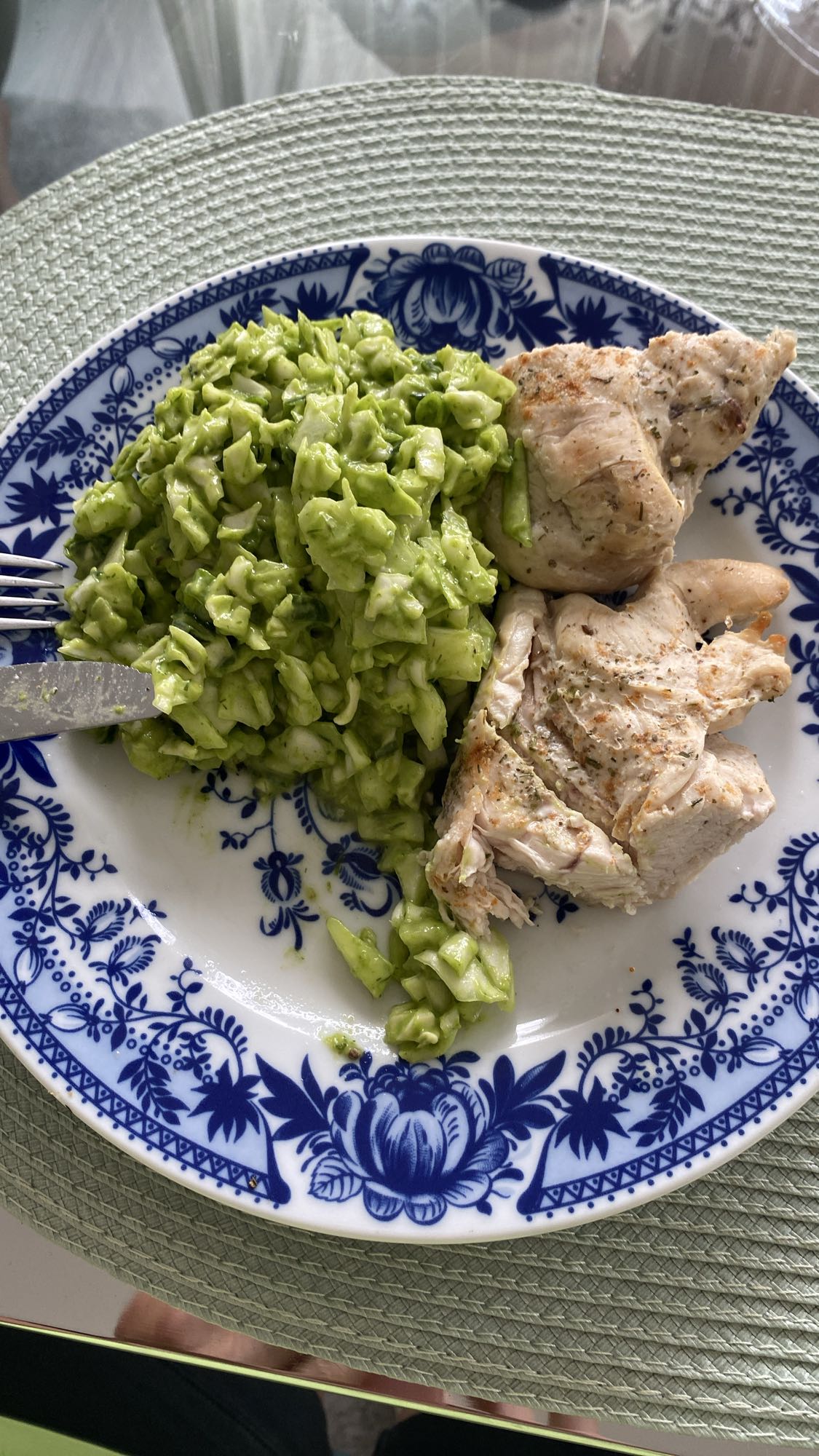 Kurczak z sałatką z kapusty