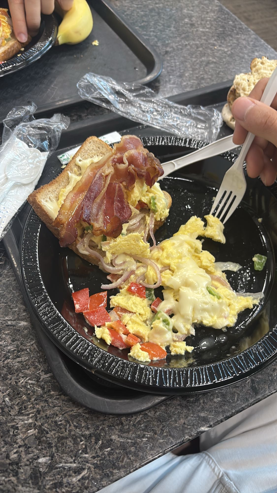 Desayuno con huevo, tocino, y tomate