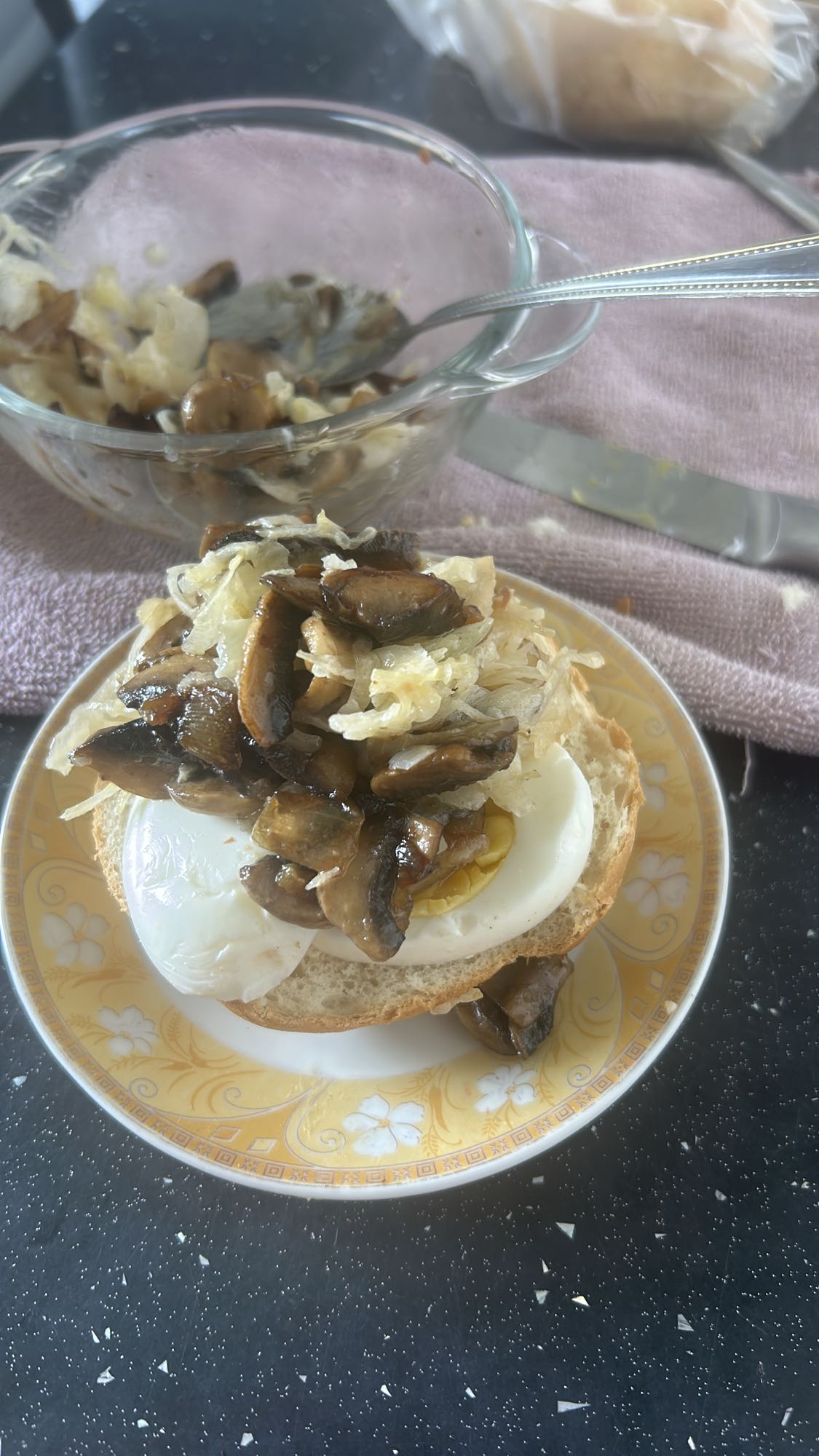 Kanapka z jajkiem i grzybami