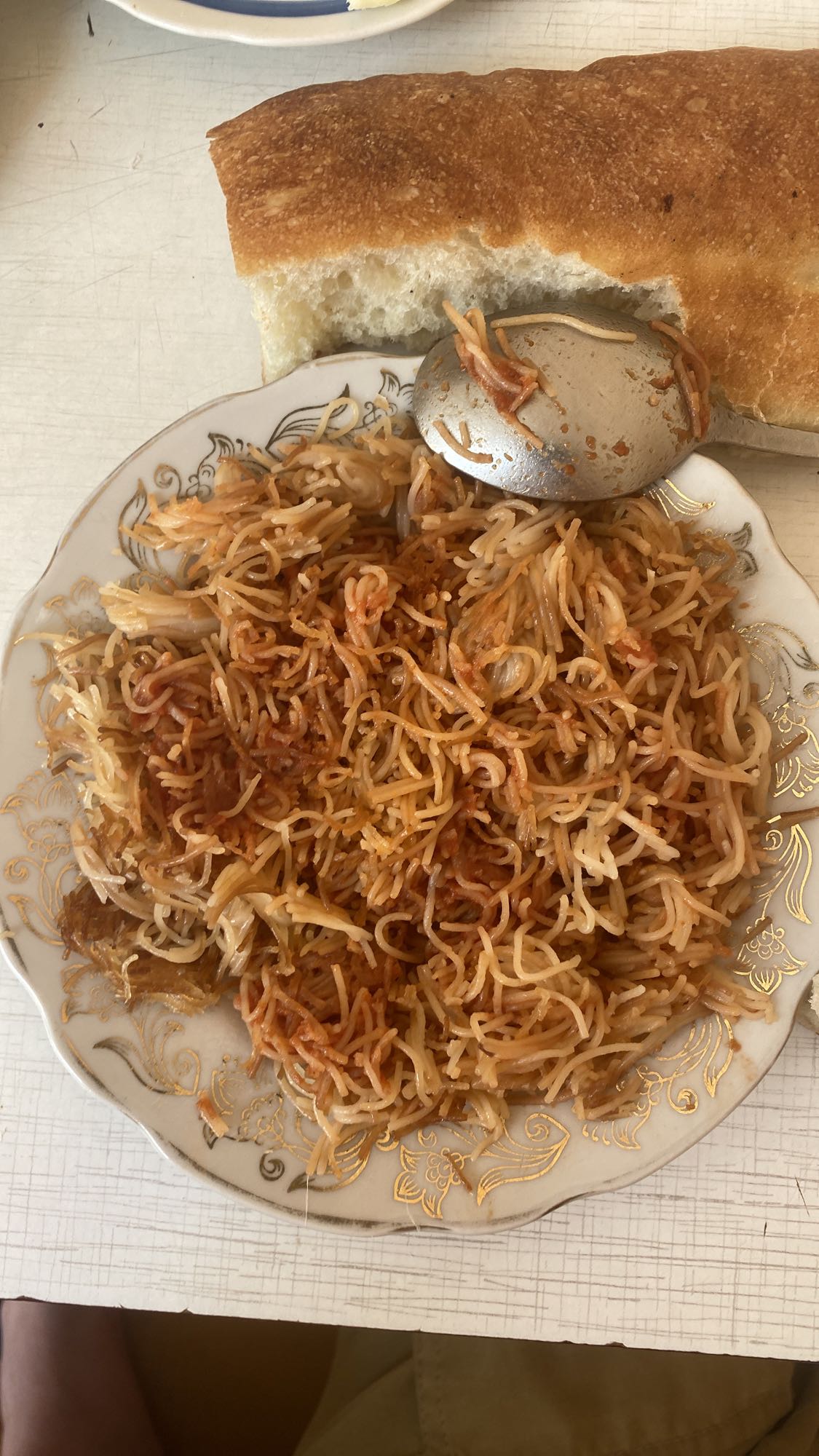 вермишель с томатным соусом и хлеб