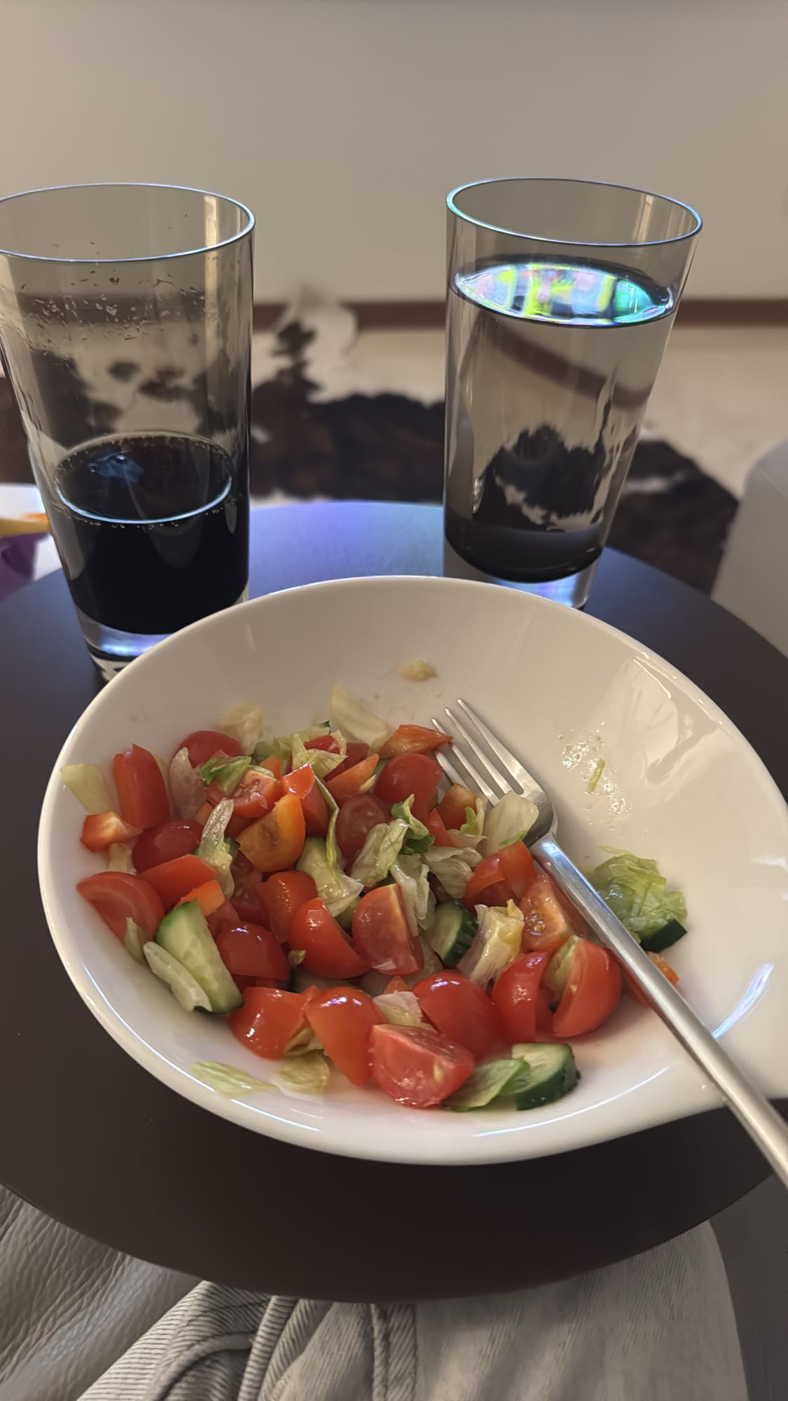 Овощной салат и напитки