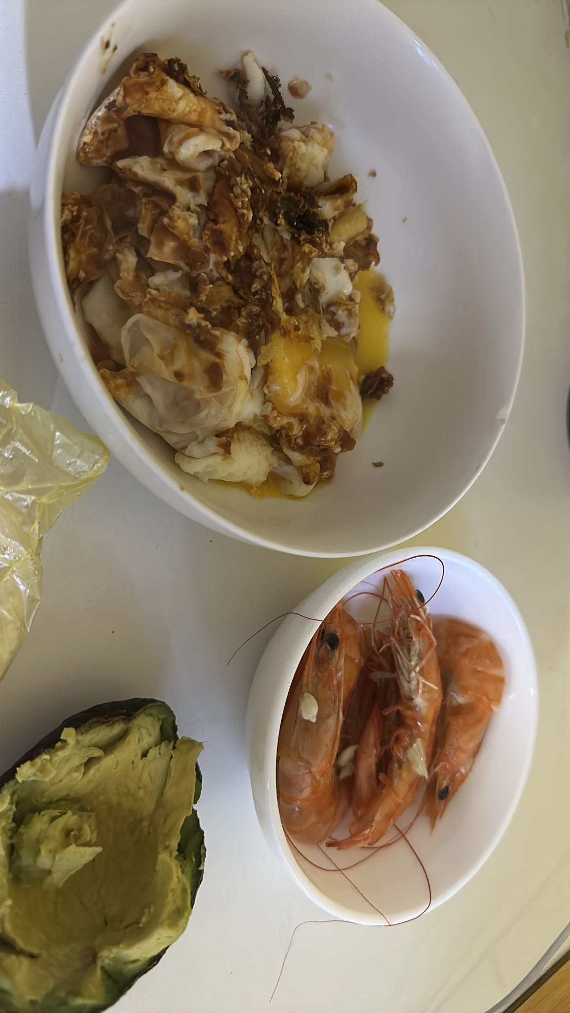 Huevos, camarones y aguacate