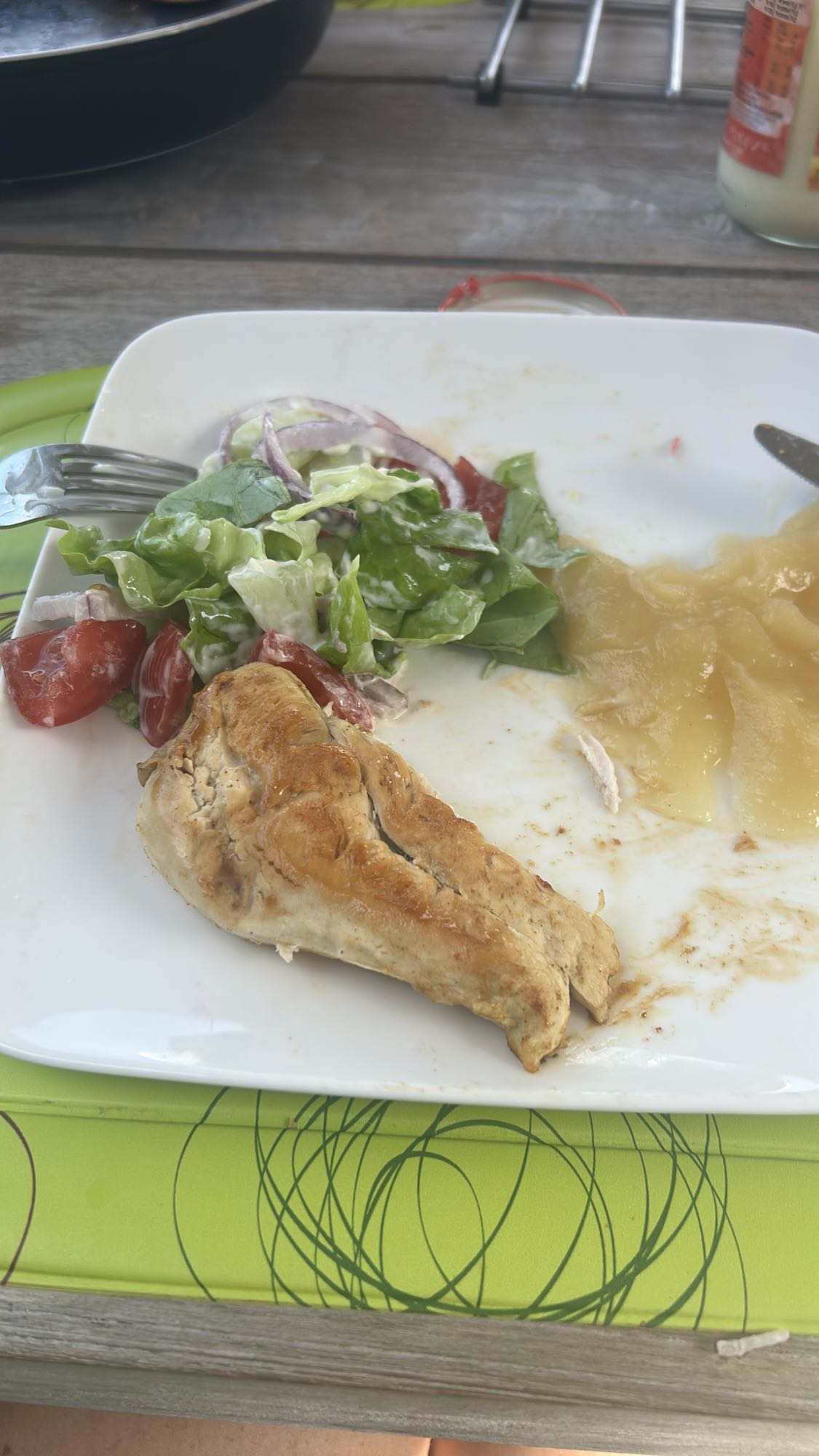 kipfilet met salade en appelmoes