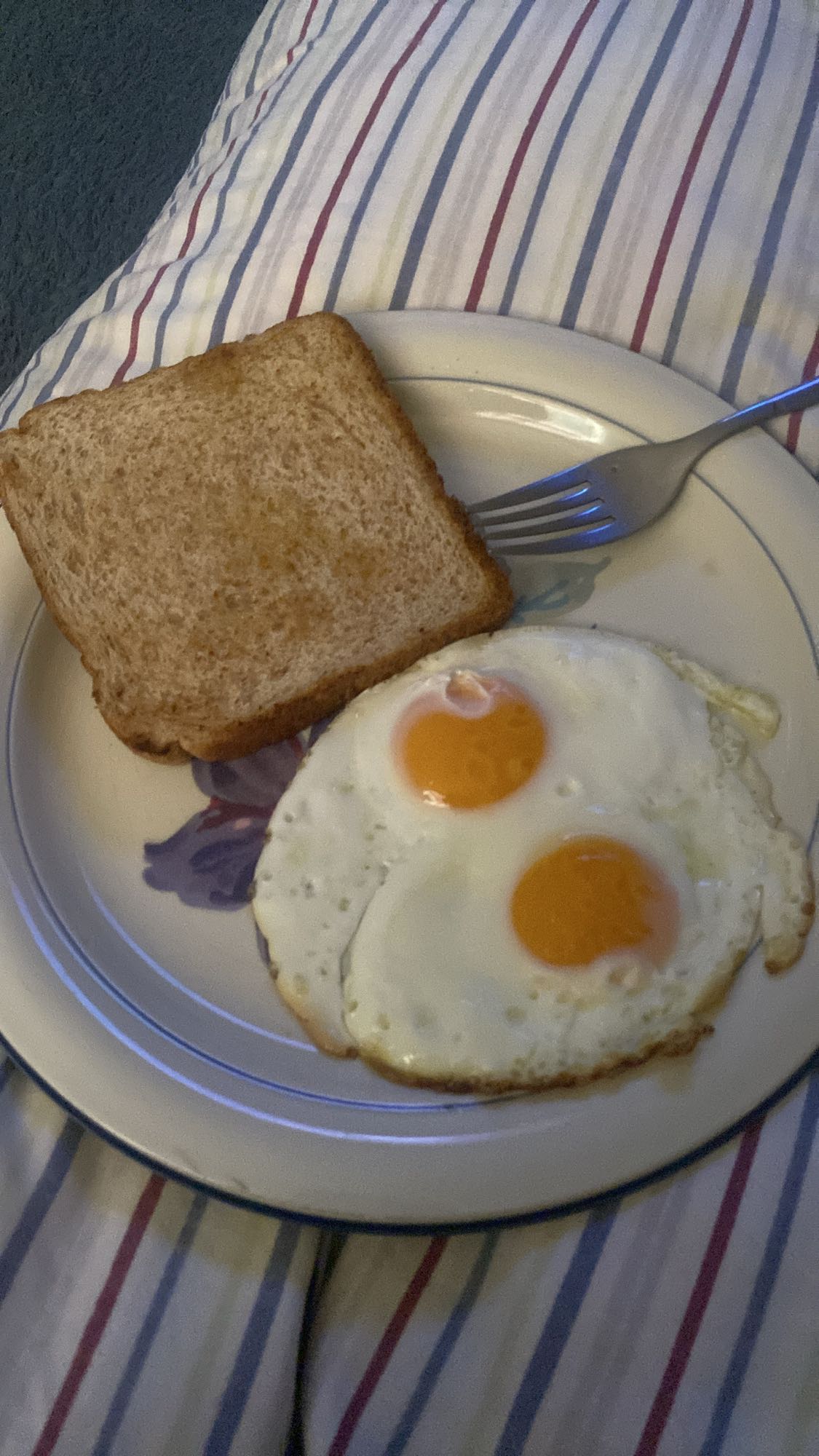 Huevos con pan tostado