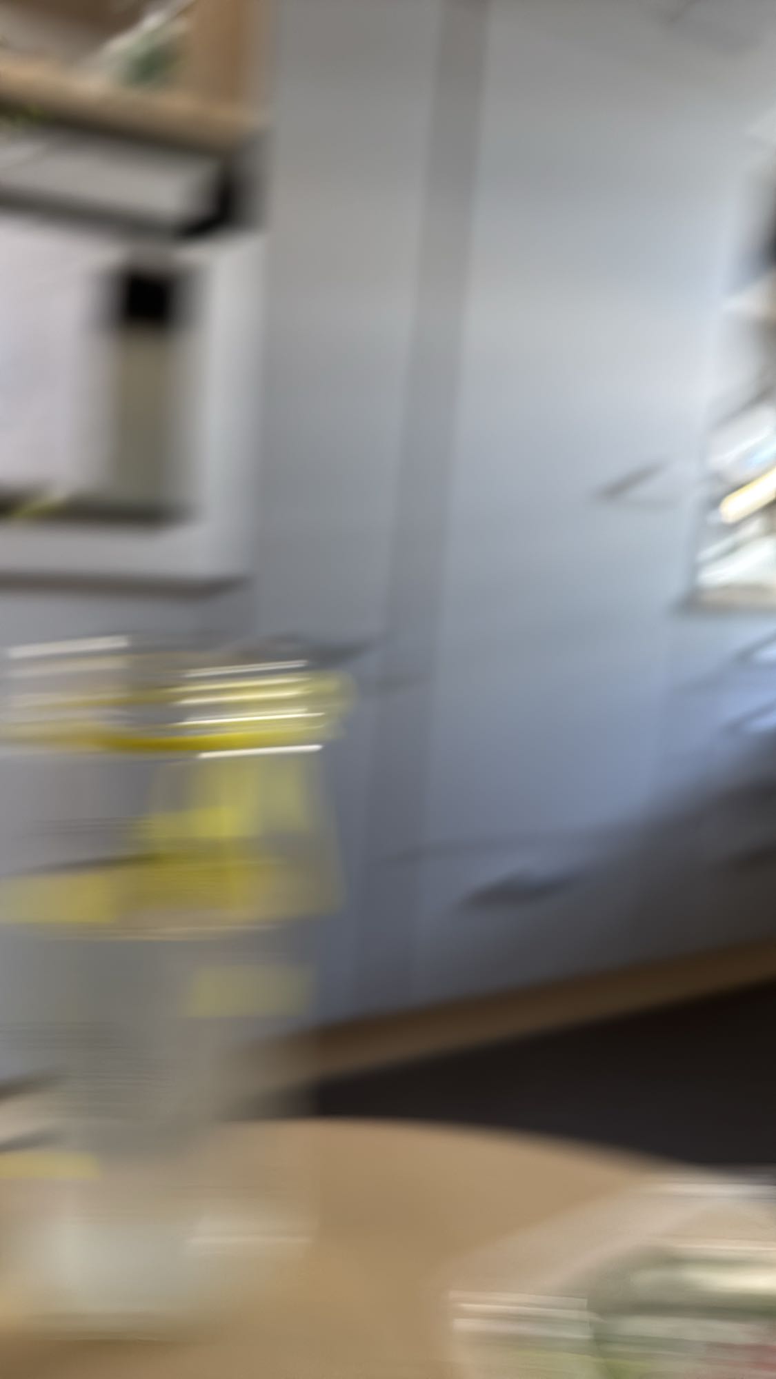 Wasser mit einer ausgepressten Zitrone