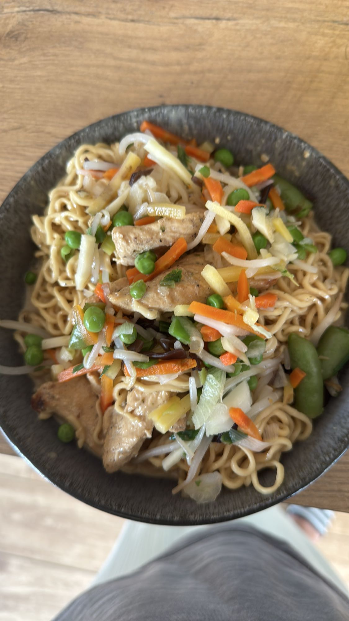 Hähnchen-Nudeln mit Gemüse