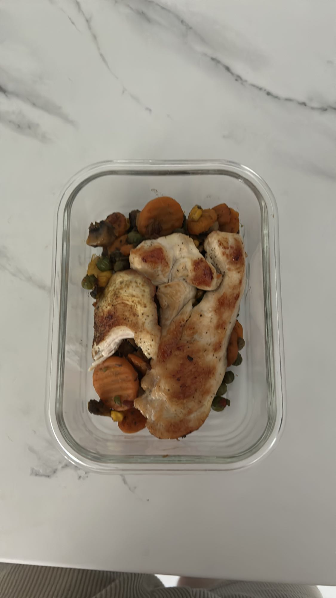 Piept de pui cu legume