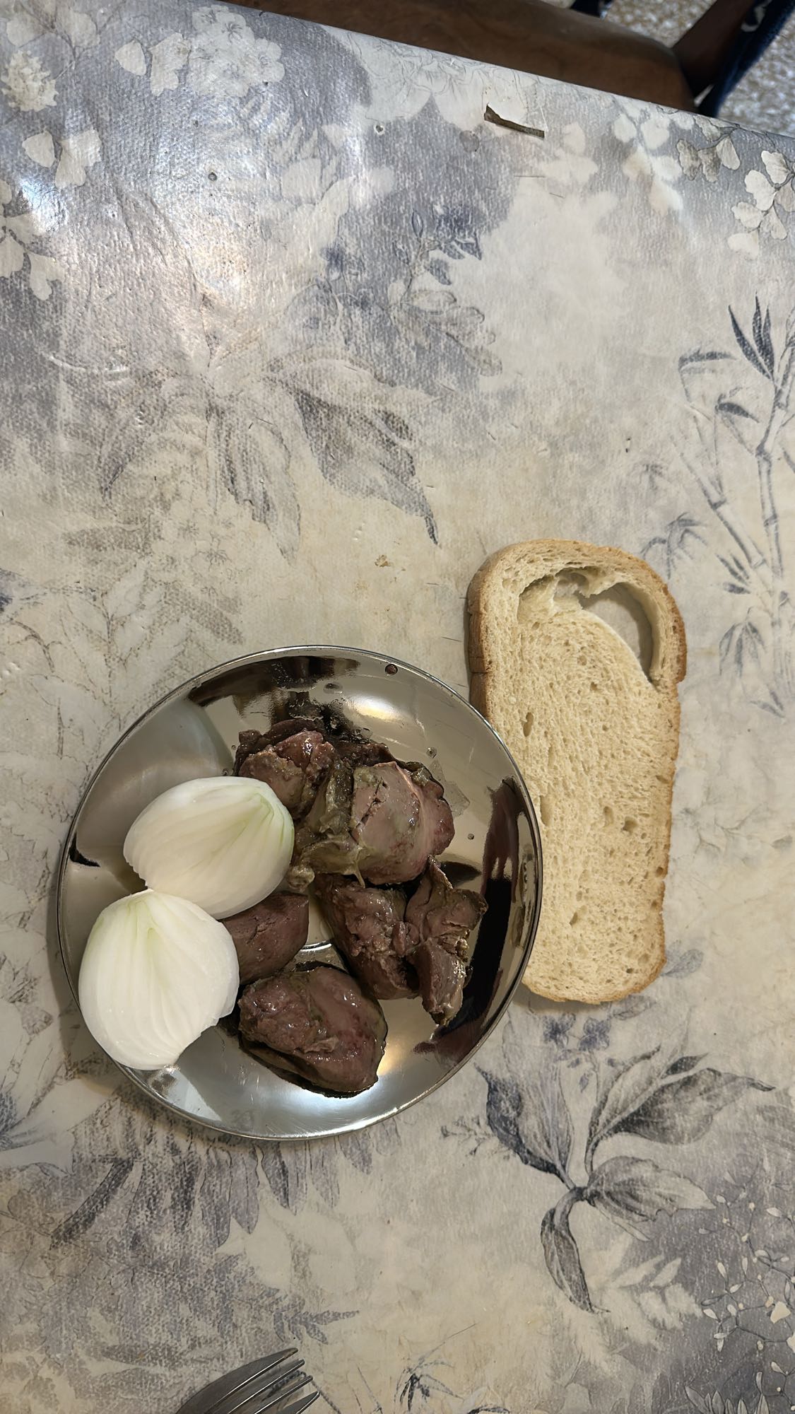 Liver, onion, and bread plate