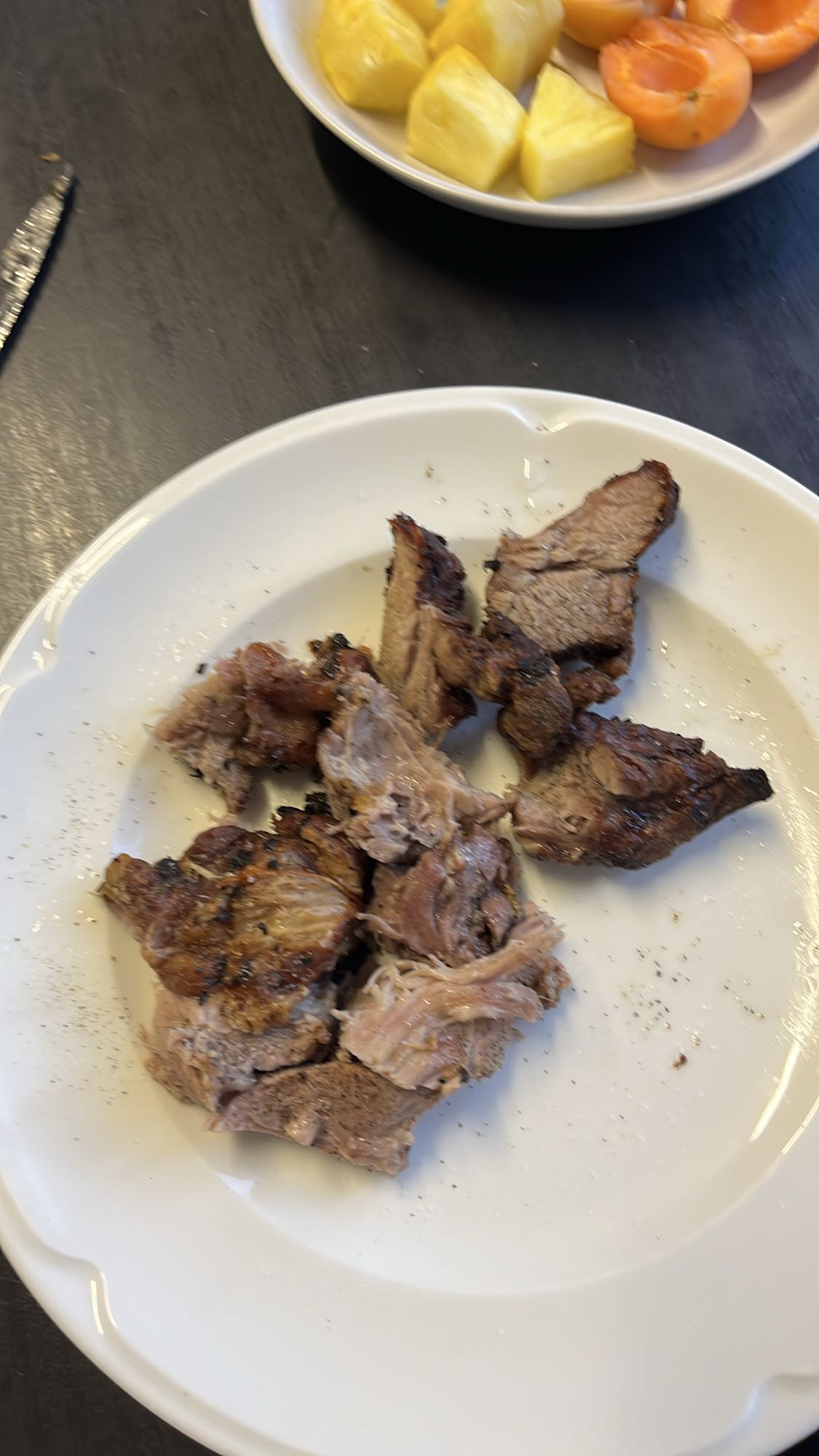 Porc grillé et fruits frais